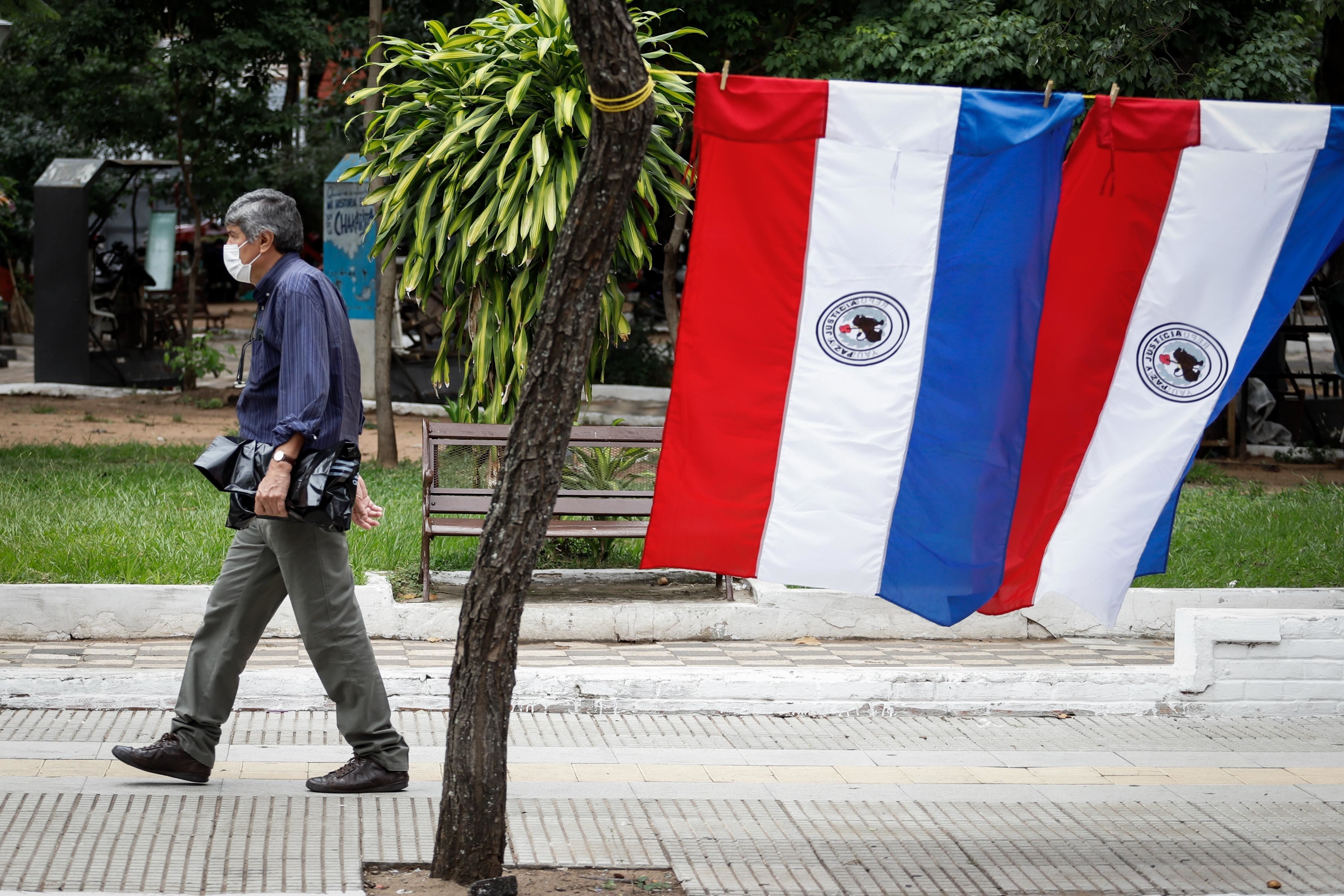 Un hombre usa un tapabocas este lunes, en el centro de Asunción. EFE/Nathalia Aguilar

