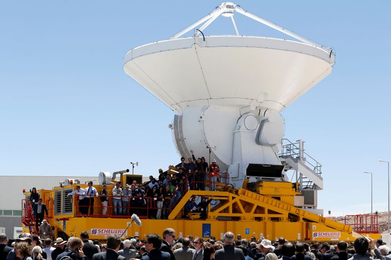 FOTO DE ARCHIVO: Trabajadores de ALMA junto al telescopio (REUTERS/Ivan Alvarado)