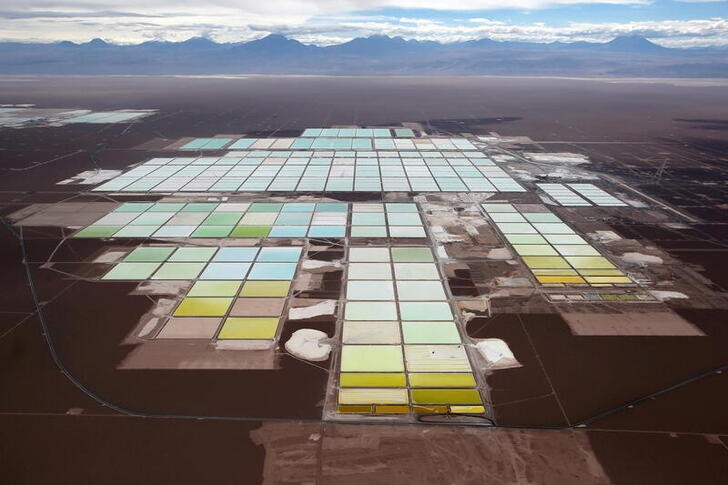 Las piscinas de salmuera y zonas de procesamiento de la mina de litio de SQM en el desierto de Atacama, en Chile (REUTERS/Ivan Alvarado)