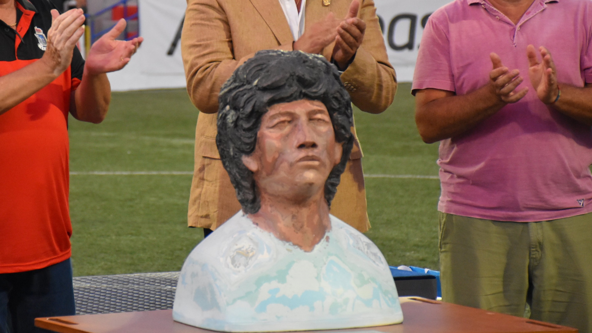 ¿Quién es?: la estatua en homenaje a Diego Maradona del torneo de L’Alcudia que provocó una catarata de memes