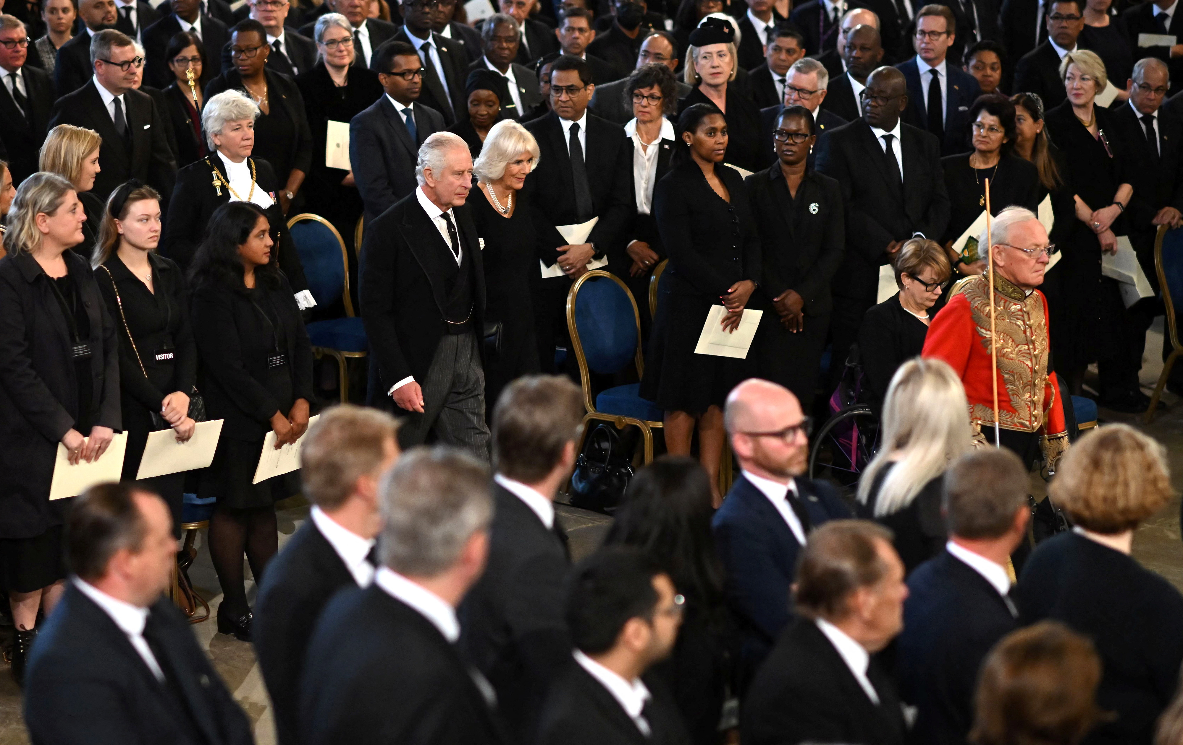 Carlos y Camila arriban a Westminster Hall para el mensaje de las Cámaras (AFP)