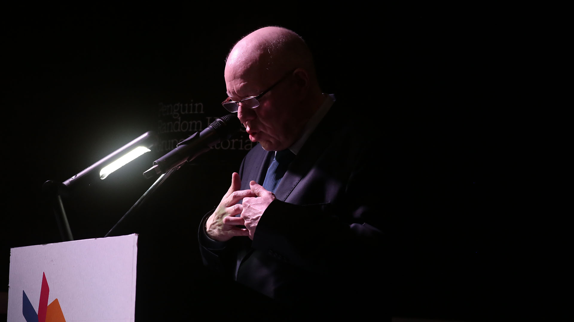 Jorge Fernández Díaz. Moderador en la presentación de "Morir lo necesario", de Alejandro Roemmers. (Foto Luciano González)