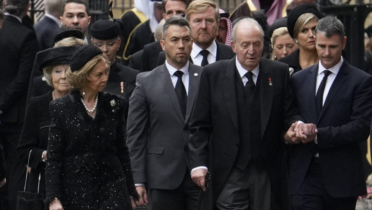 Vicente García-Mochales, jefe de escoltas de Juan Carlos I, le sostiene de la mano en el funeral de Isabel II en Londres