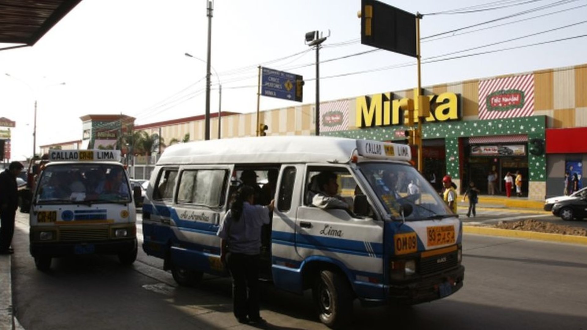 Conductores informales en el Callao bajan llantas a vehículos que no acatan paro de transportistas
