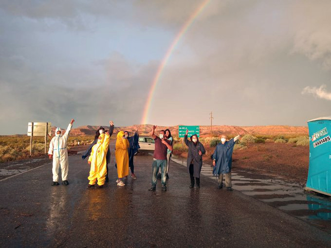 Fondo de arco iris para una postal de uno de los cortes de ruta en Neuquén