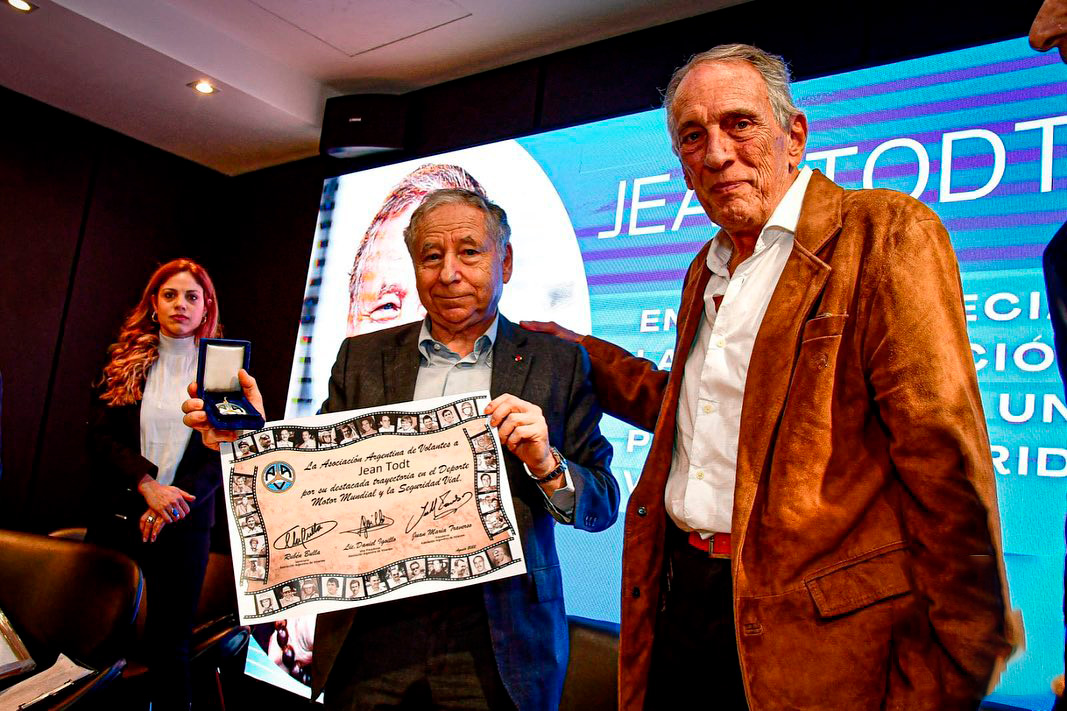 Jean Todt y Juan María Traverso, con un diploma que le regaló (Crédito: prensa AAV)