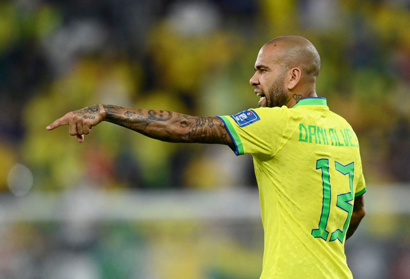 El brasileño Dani Alves jugó el Mundial de Qatar (Reuters) 