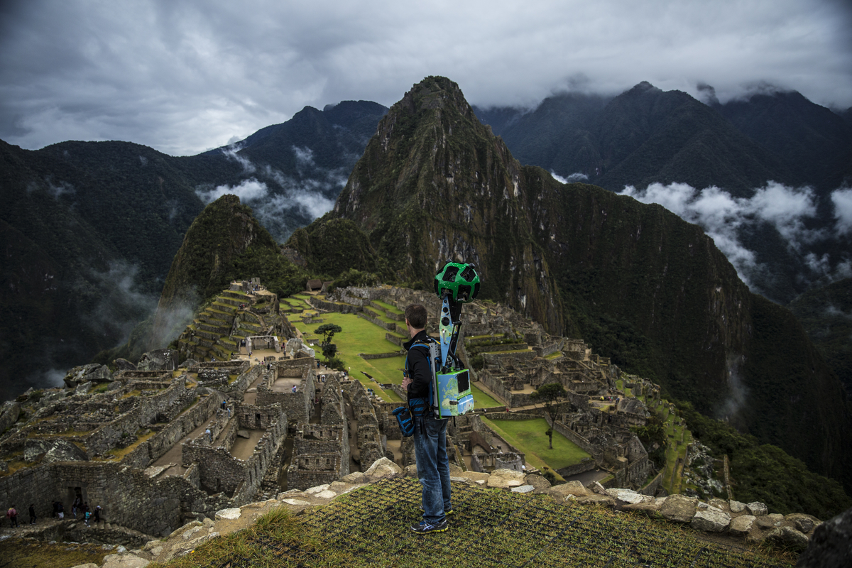 El equipo de Google Street View recorriendo las ruinas de Machu Pichu, en Perú
