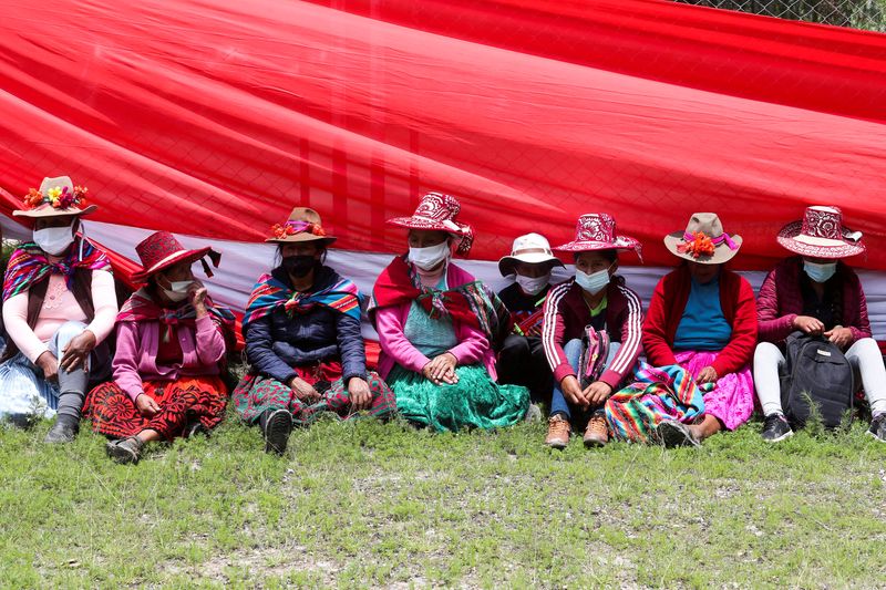 IMAGEN DE ARCHIVO. La gente se reúne mientras los líderes comunitarios rechazan una propuesta del gobierno para evitar futuros bloqueos que afecten la mina de cobre Las Bambas, en Sayhua, Perú, el 17 de enero de 2022. REUTERS/Sebastián Castañeda