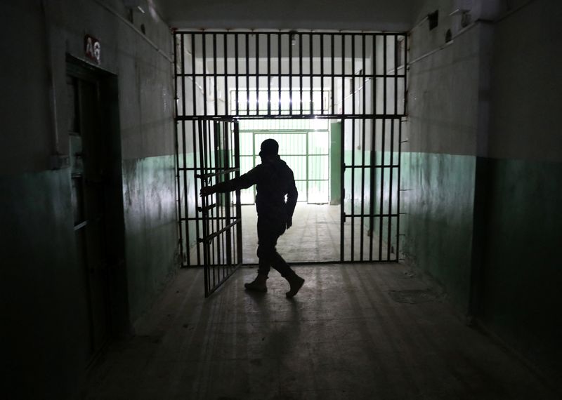 FOTO DE ARCHIVO. Imagen referencia de un guardia abriendo una puerta en el interior de una prisión que alberga a prisioneros extranjeros, sospechosos de formar parte del Estado Islámico, en Hasaka, Siria. 7 de enero de 2020. REUTERS/Goran Tomasevic