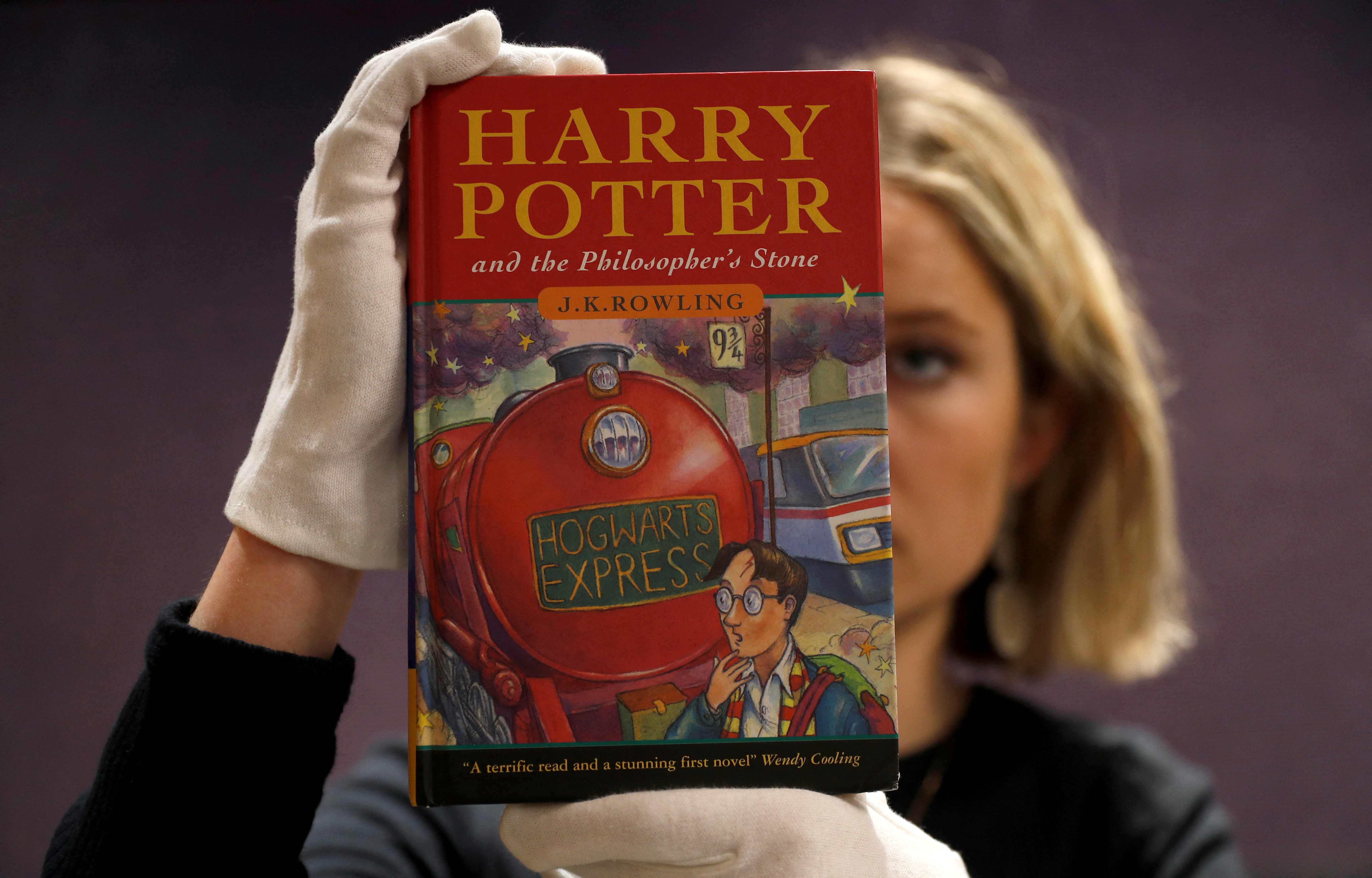 Un tesoro. Un ejemplar de la primera edicion de "Harry Potter y la piedra filosofal". (Foto REUTERS/Peter Nicholls/File Photo)
