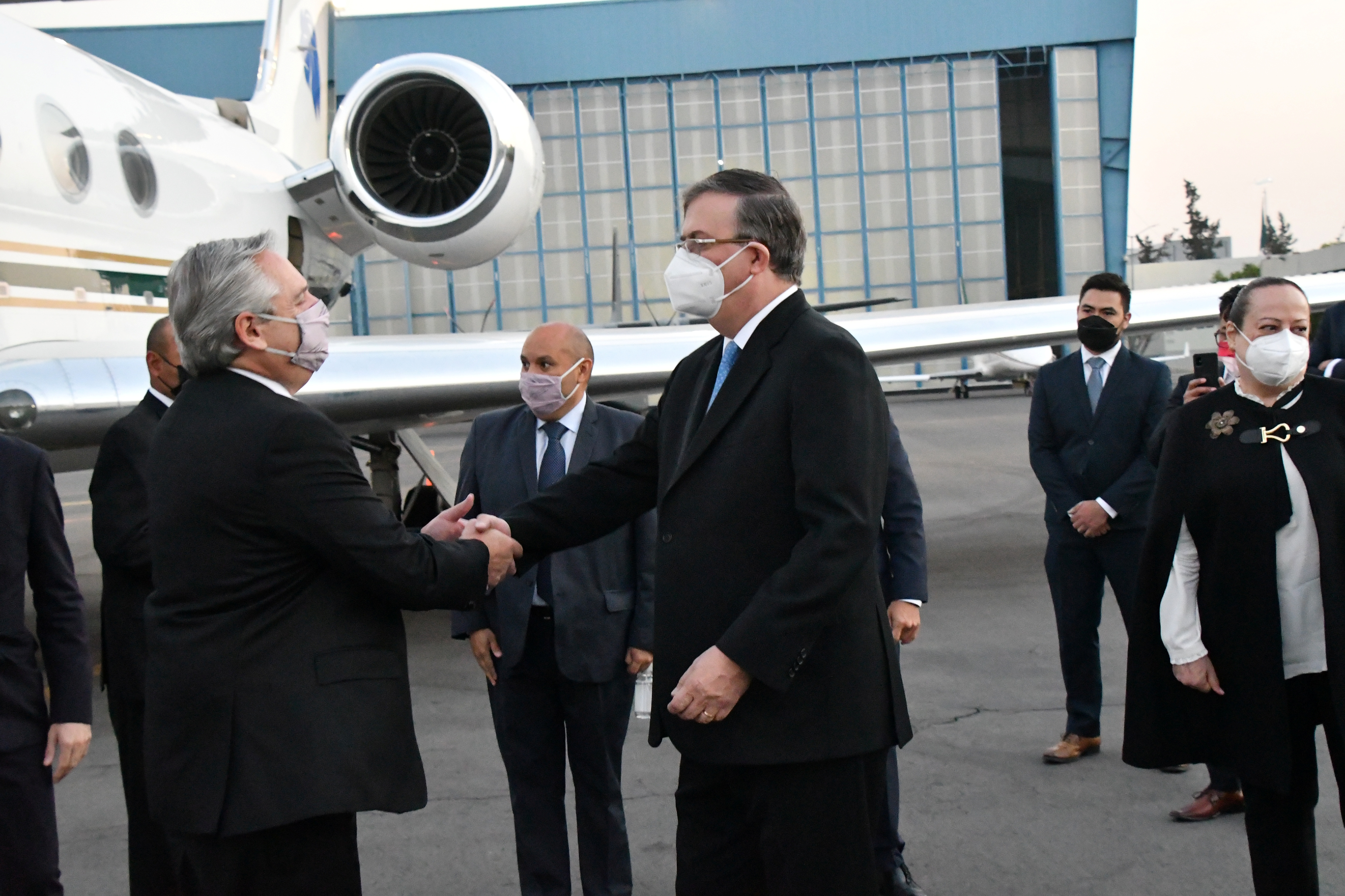 El presidente de Argentina Alberto Fernández y el secretario de Relaciones Exteriores de México, Marcelo Ebrard.