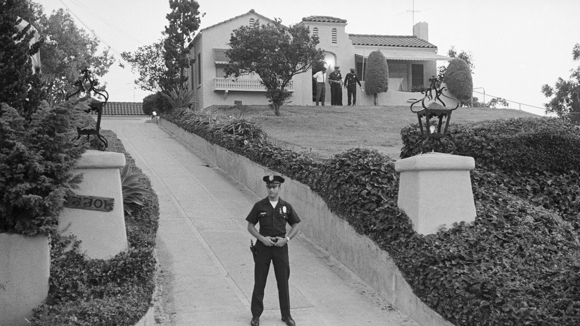 La policía custodia la casa del matrimonio La Bianca, que se encontraba en las afueras de Los Ángeles. Leon y Rosemary fueron asesinados con saña por el Clan Manson