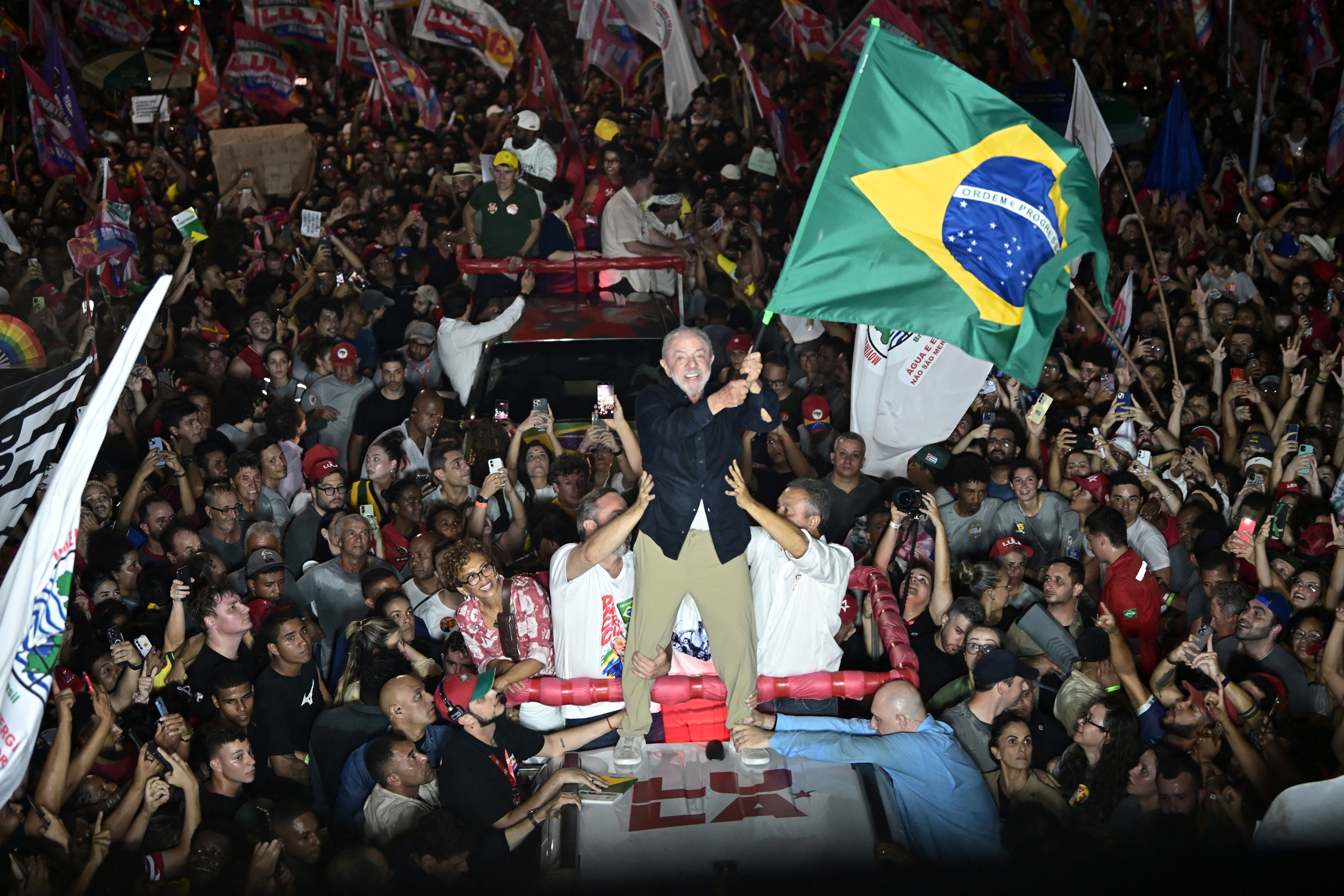 Atemorizada por Bolsonaro, la izquierda de Brasil usa las redes y las calles para impulsar a Lula