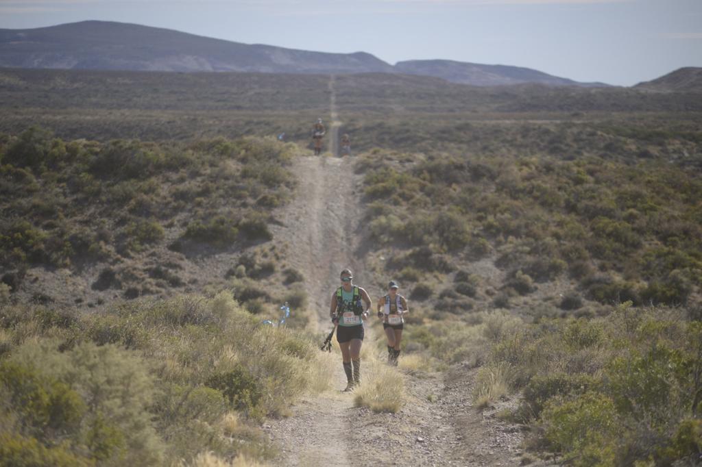 Los corredores transitaron por un paraíso casi intacto que se caracteriza por su extrema belleza natural y su valor arqueológico: combina mesetas aplanadas y terrazas, aridez desértica y la inmensidad del mar / (Comodoro Ultra Trail)