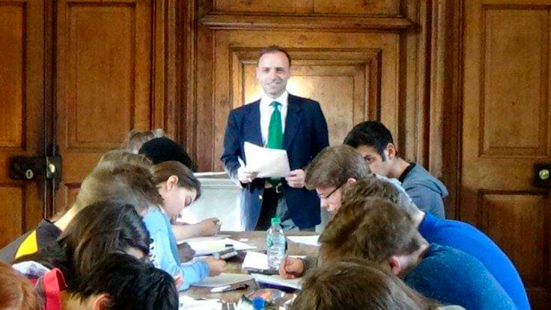 Esteban Cichello Hubner dando clase en la Universidad de Oxford
