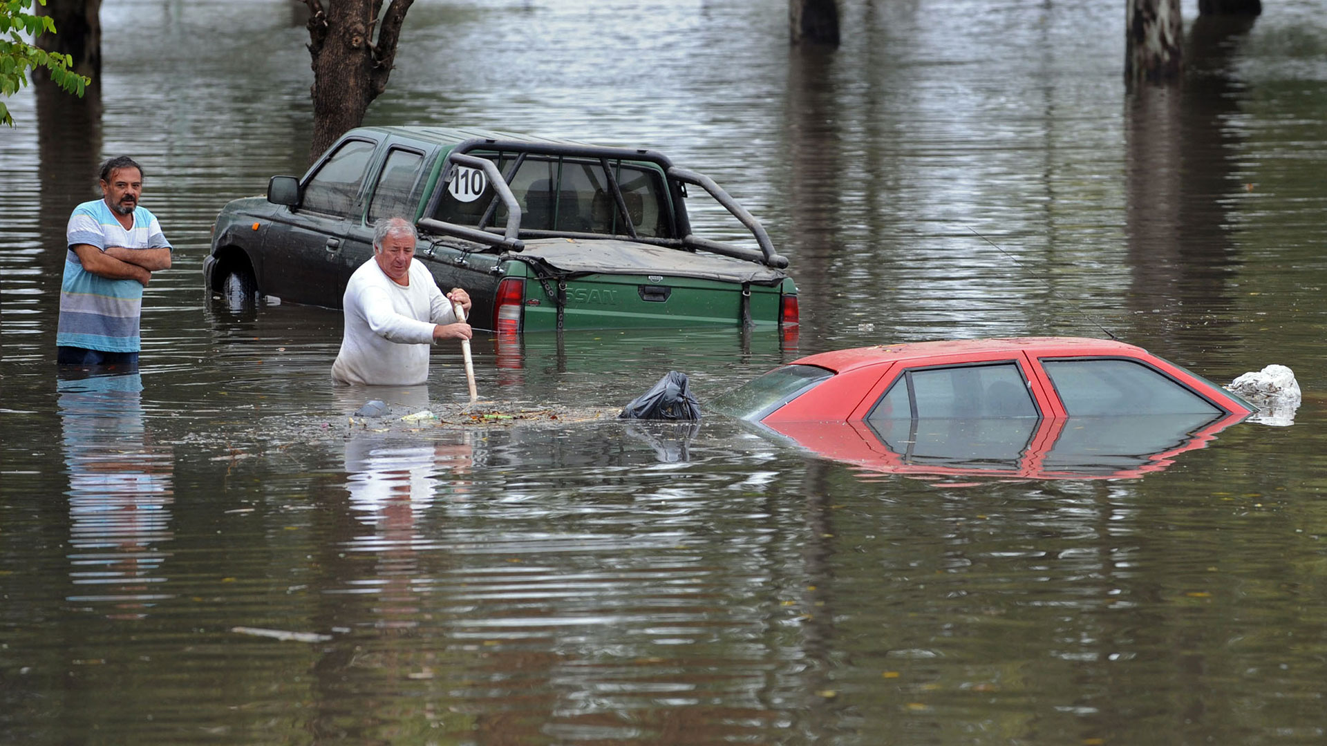 Un hombre intenta rescatar su automóvil. Fue una de las incontables escenas dramáticas que se vivieron en La Plata