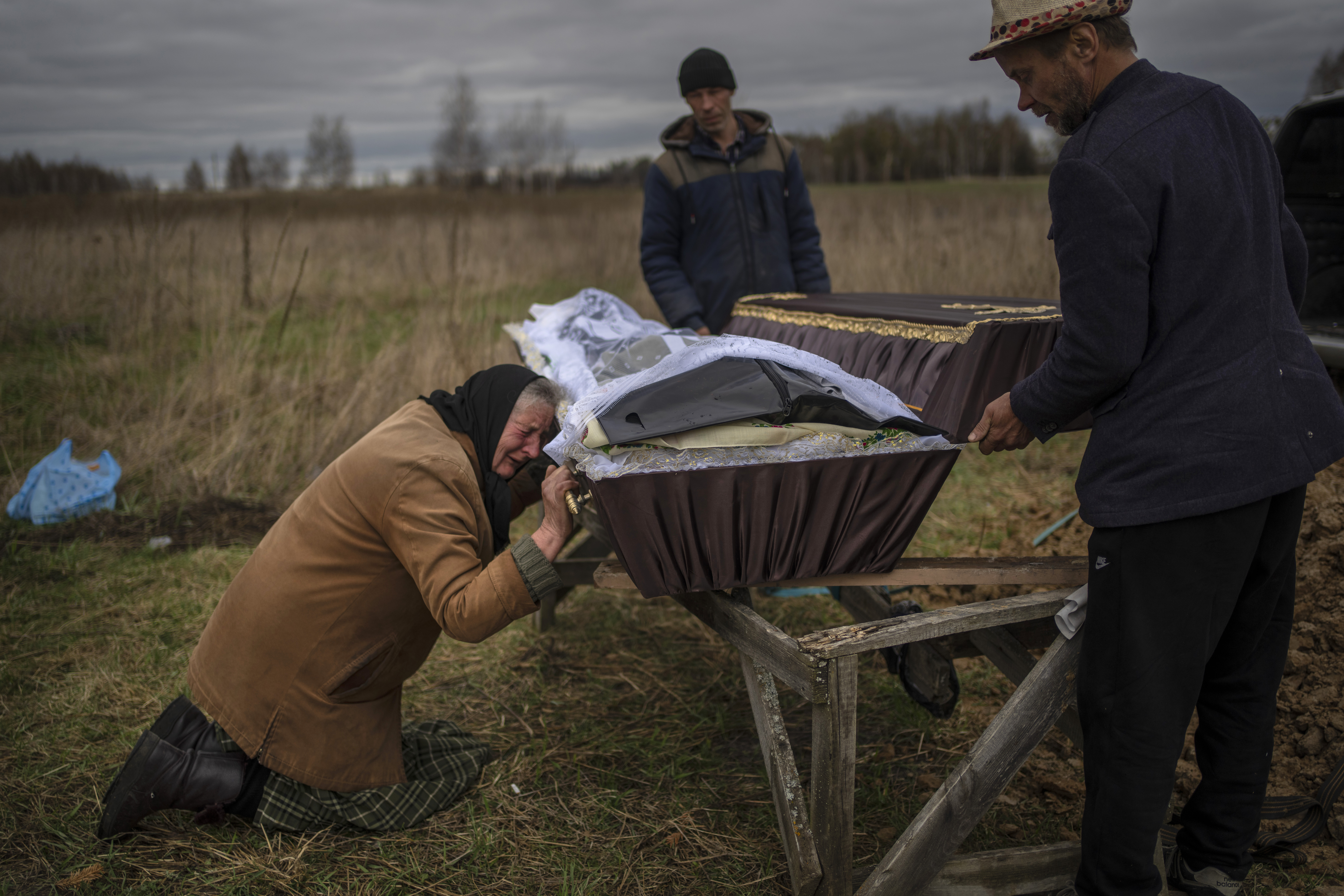 Nadiya Trubchaninova, de 70 años, lloran junto al cuerpo de su hijo Vadym, de 48, asesinado por soldados rusos en Bucha (AP Photo/Rodrigo Abd)