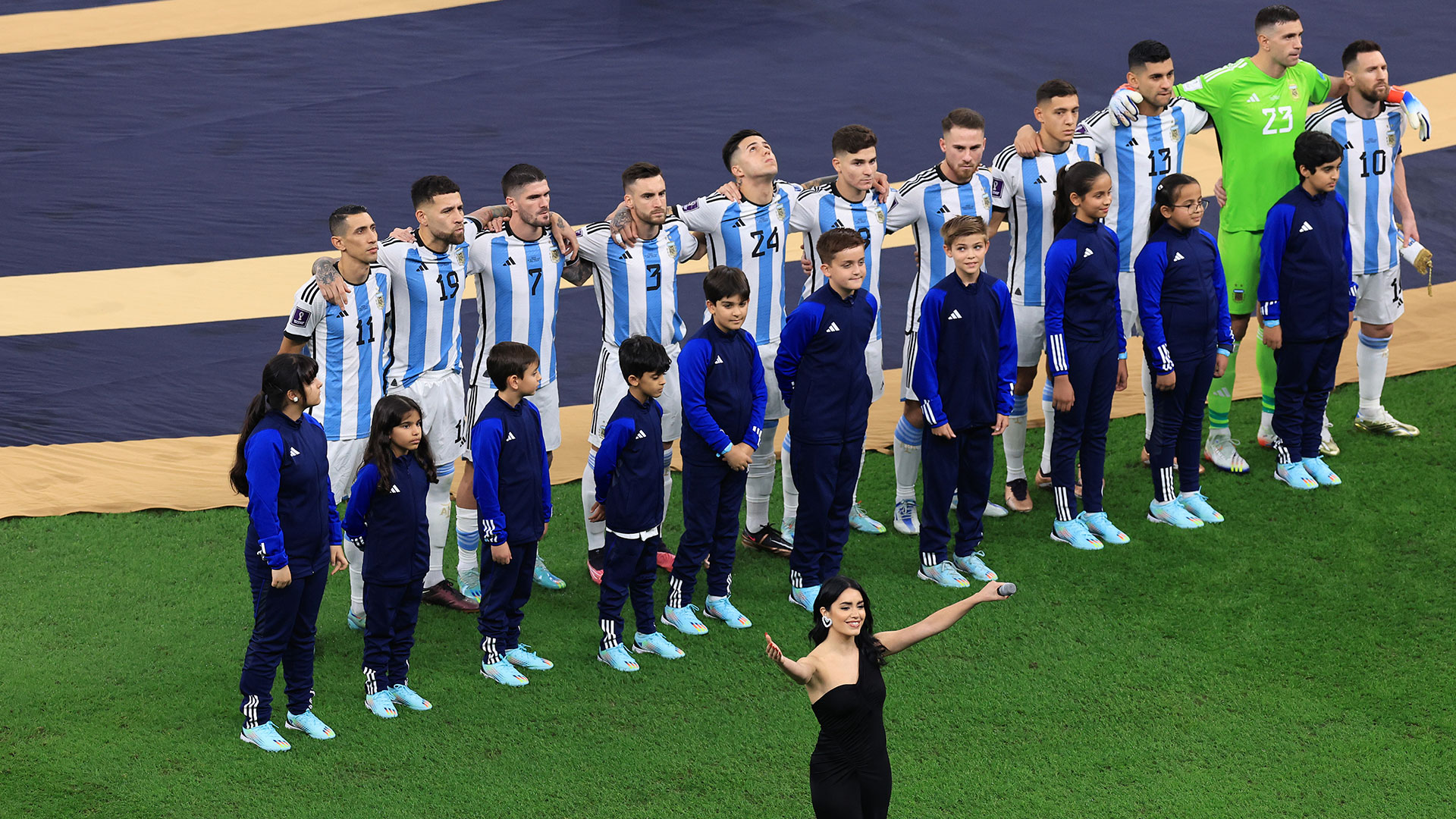 La elegida: Lali fue la cantante argentina que cantó el Himno Nacional minutos antes de salir campeones (Getty Images)