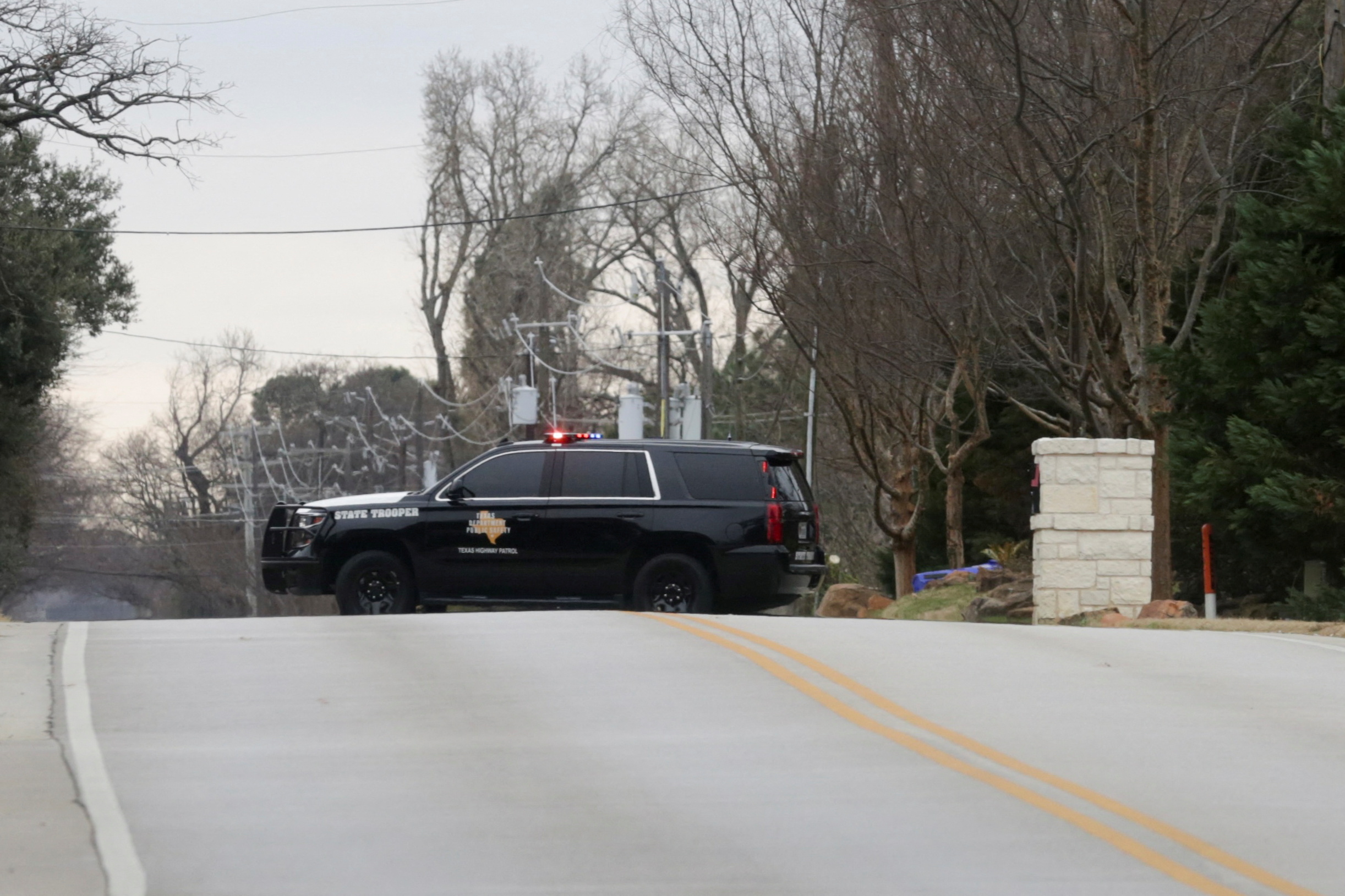Un vehículo de las fuerzas de seguridad bloquea la calle cerca del lugar en el que un hombre tomó rehenes en  Colleyville, Texas (REUTERS/Shelby Tauber)