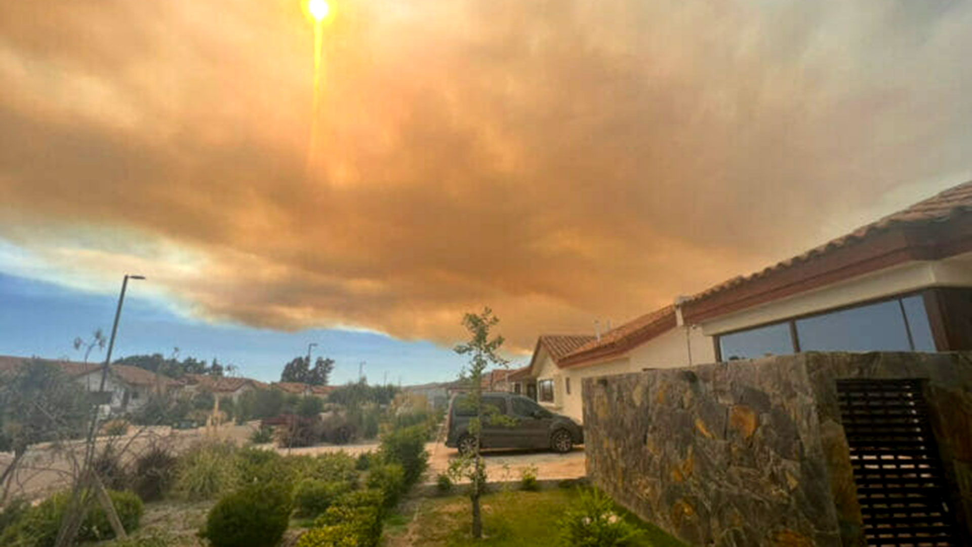 La nube de humo del incendio de Curacaví se hizo notar en la ciudad de Santiago. (Fuente imagen: @CamiiAndree)