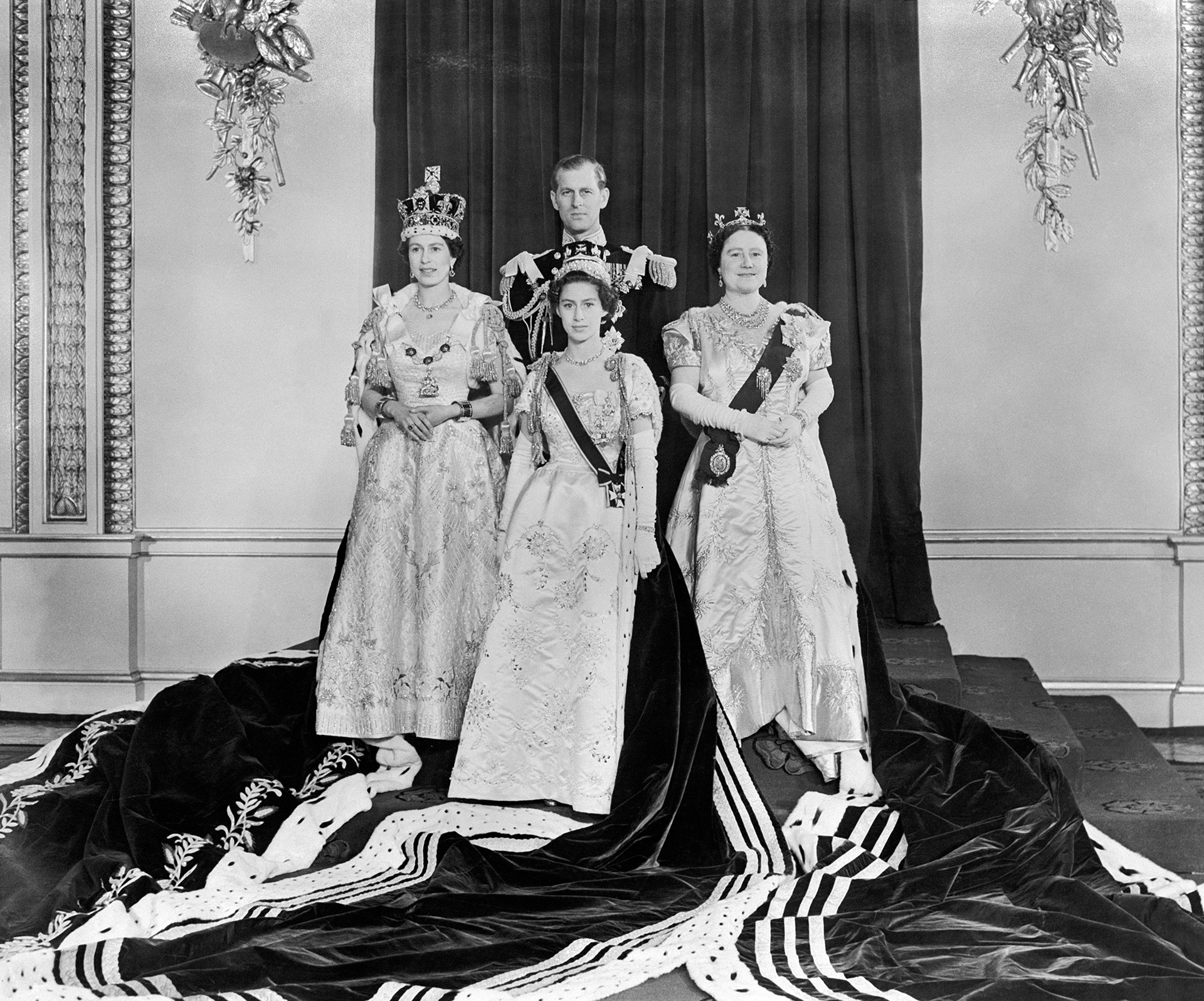 La reina Isabel en el Palacio de Buckingham luego de su coronación en la Abadía de Westminster. Junto a ella, el Duque de Edimburgo, la princesa Margarita y la Reina Madre (REUTERS)