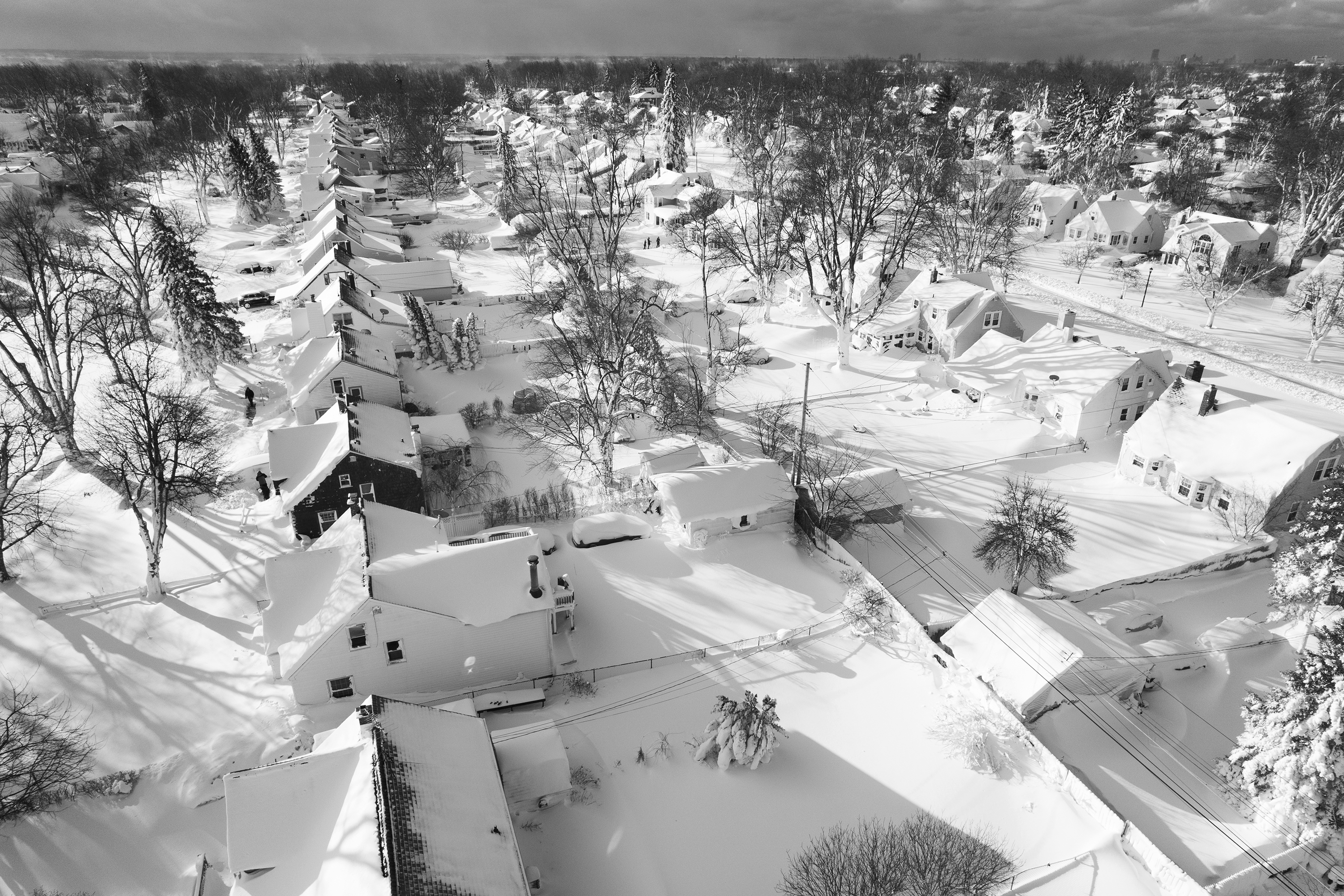 En esta imagen de dron, la nieve cubre un vecindario, el domingo 25 de diciembre de 2022, en Cheektowaga, Nueva York. 