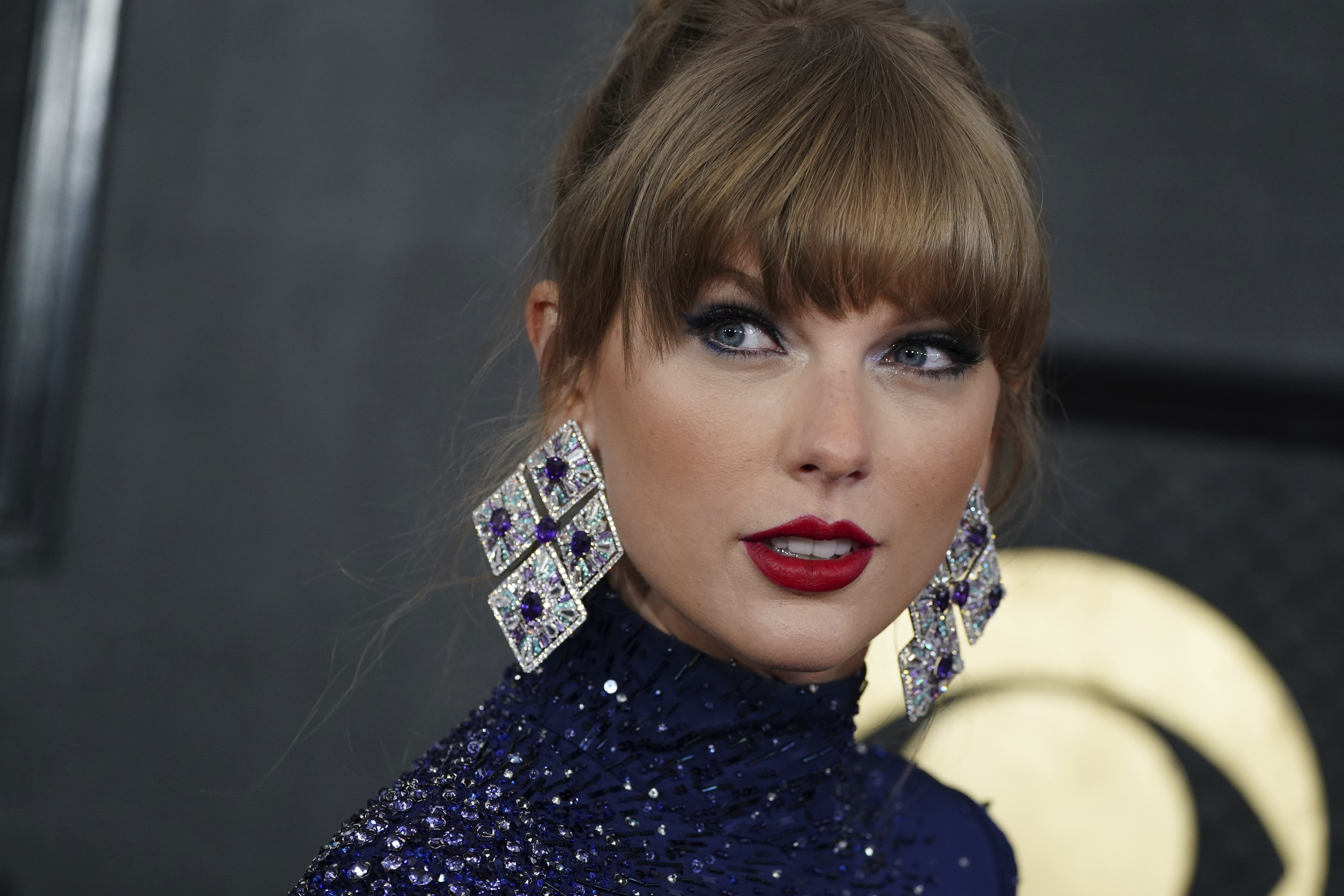 Taylor Swift llega a la 65a entrega anual del Grammy el domingo 5 de febrero de 2023, en Los Angeles. (Foto Jordan Strauss/Invision/AP)