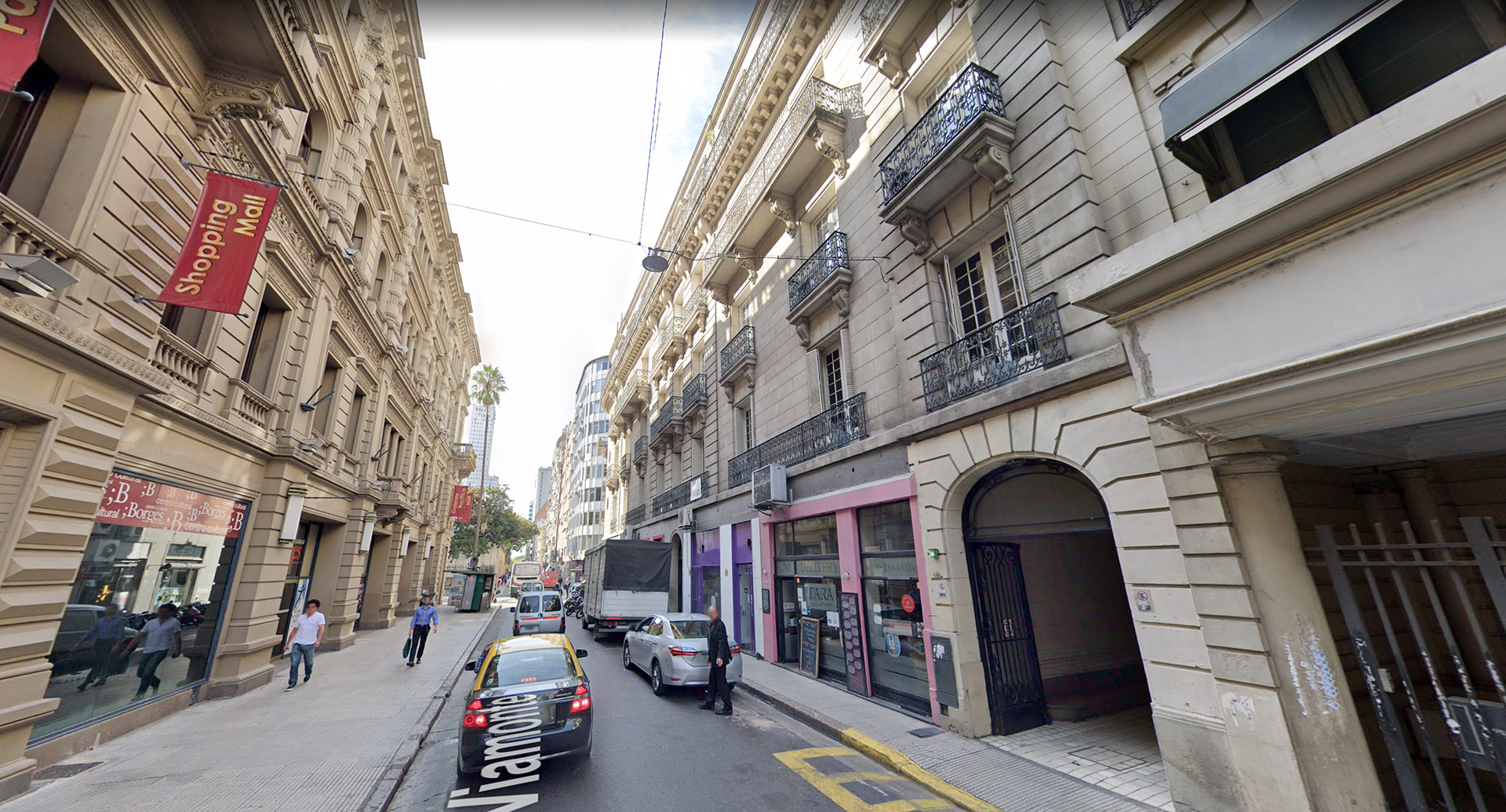 Está frente a las Galerías Pacífico y tiene su impronta francés en la fachada del edificio