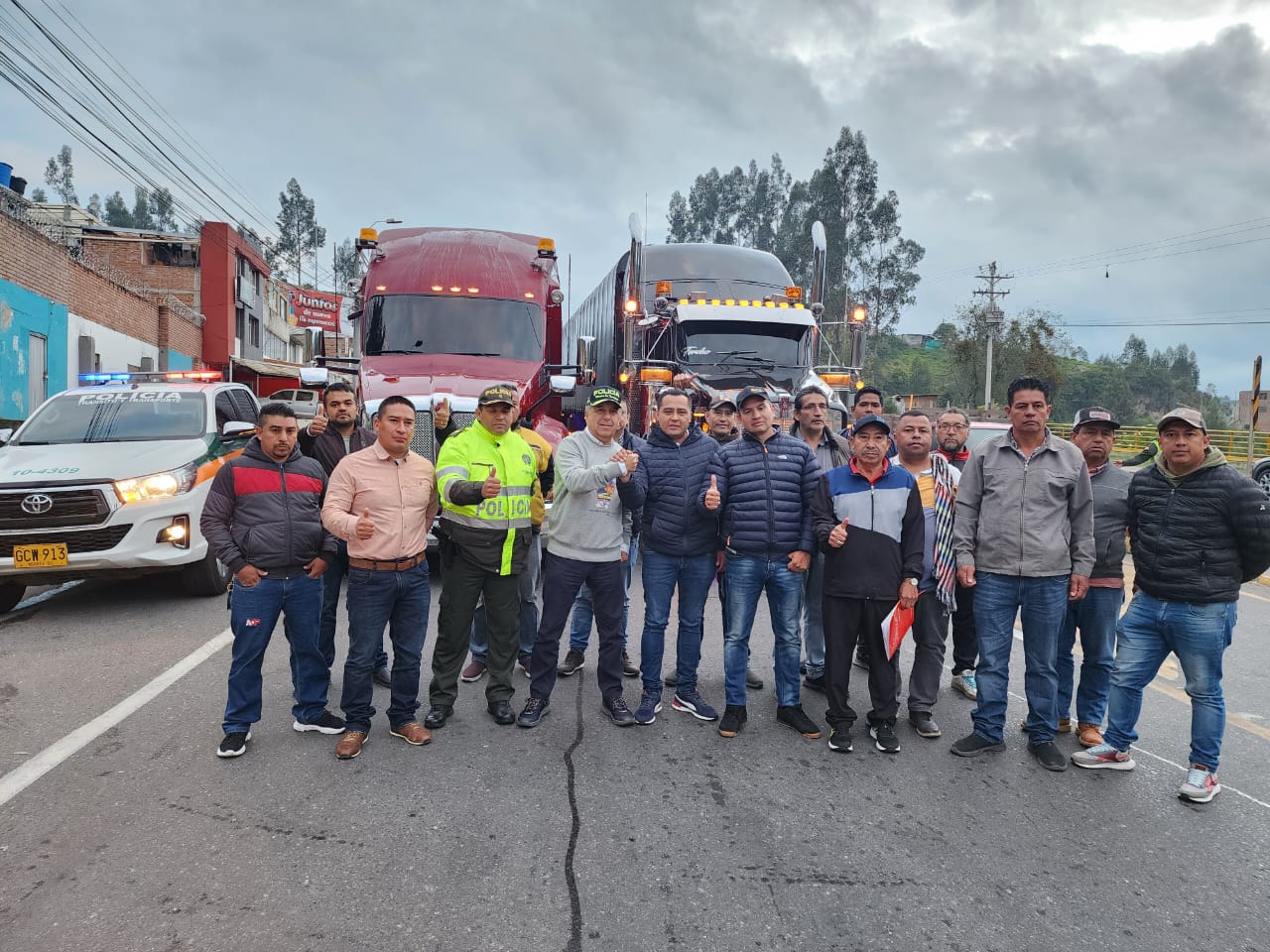 In the image, the Minister of Transportation, Guillermo Reyes, during the passage of the 50 tractor-trailers over the Rumichaca bridge, on the border with Ecuador.  Ministry of Transport