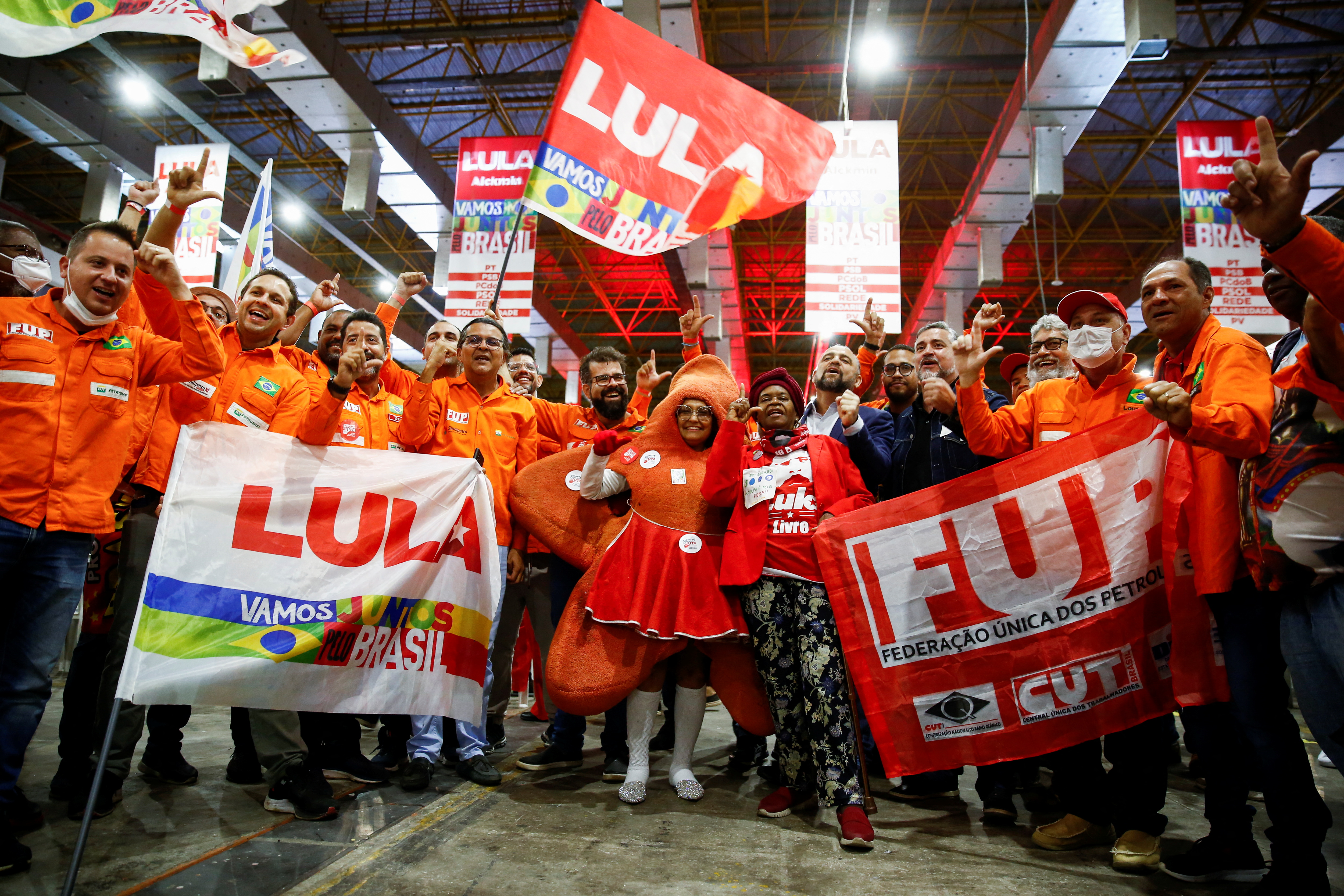 Seguidores de Lula da Silva preparados para ir al acto (REUTERS/Carla Carniel)