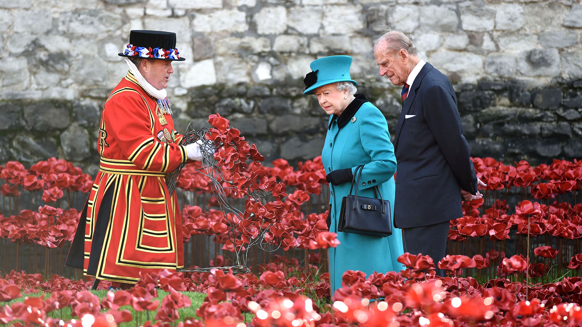  16 de octubre de 2014. La reina Isabel II y el príncipe Felipe ven la instalación de amapolas "Blood Swept Lands and Seas of Red"
