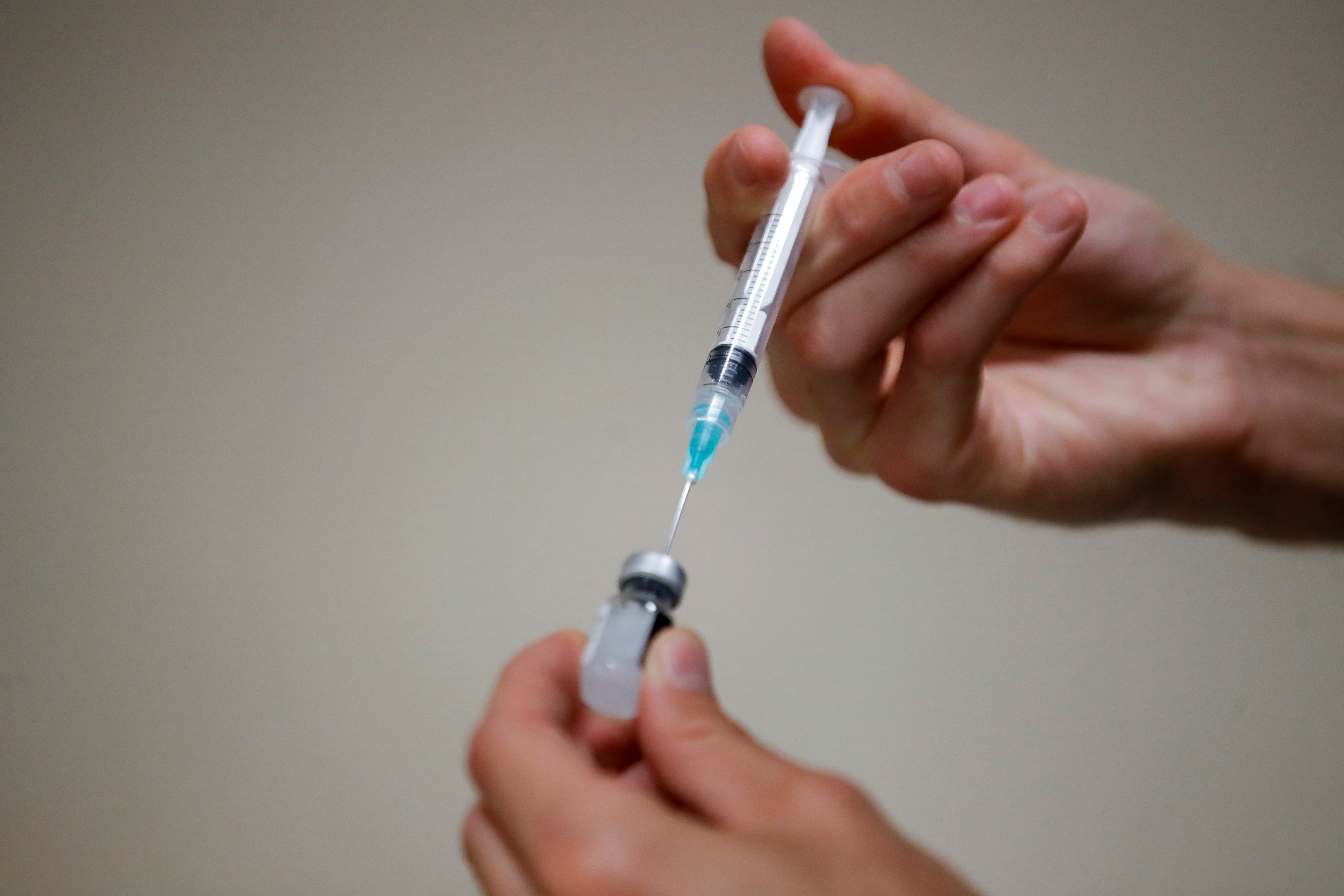 Las vacunas contra el COVID-19 no magnetizan a las personas, ni afectan su fertilidad (REUTERS/Sarah Meyssonnier)