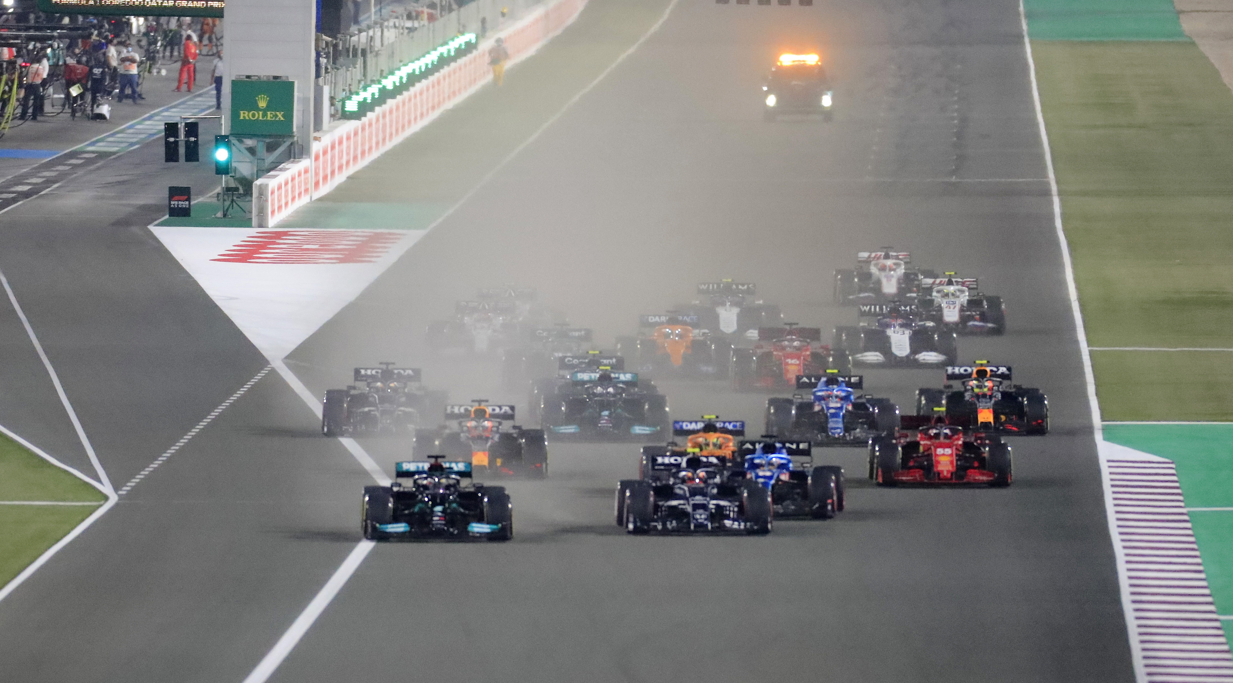 Largada del Gran Premio de Qatar con Lewis Hamilton como líder de la carrera (REUTERS/Thaier Al-Sudani)