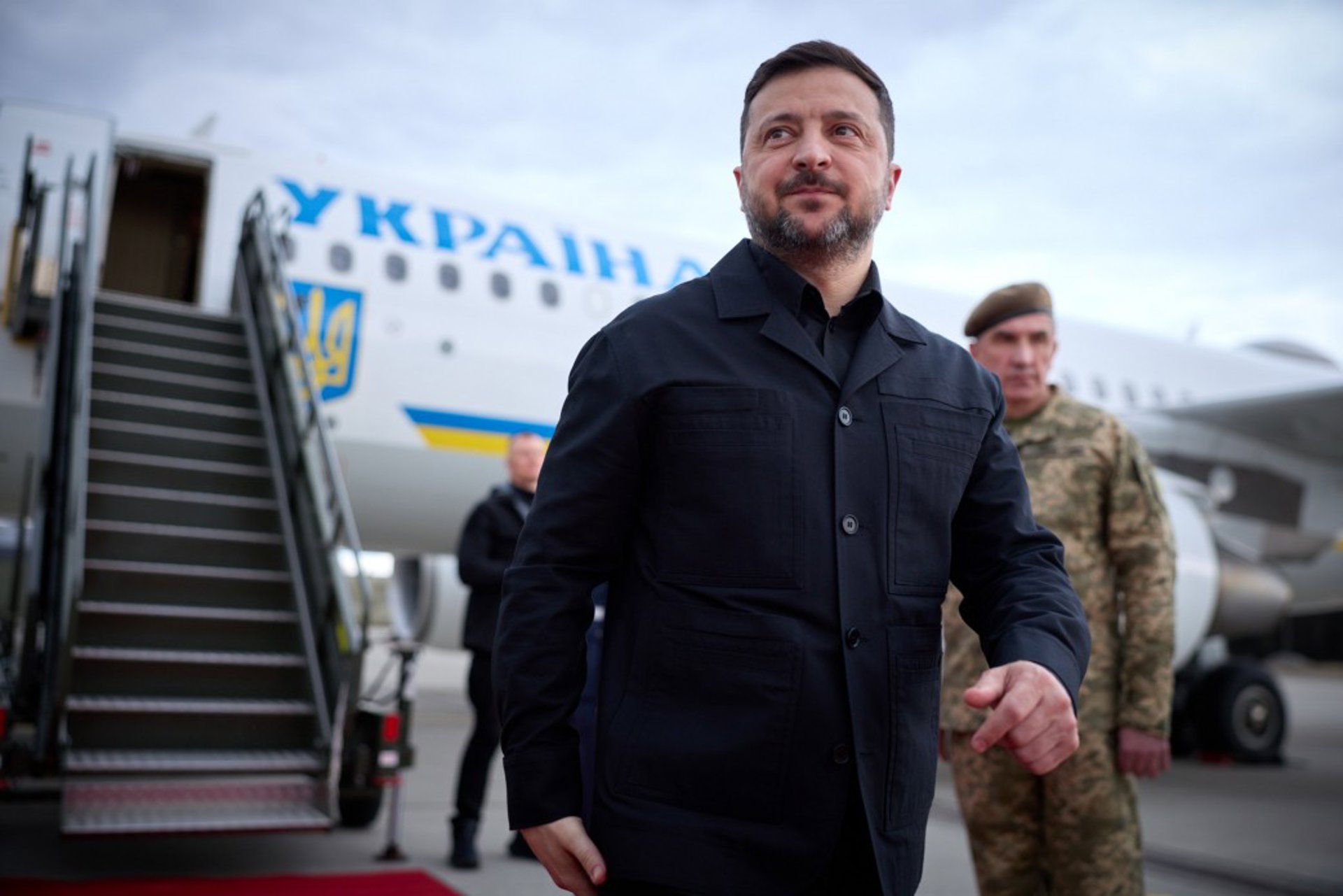 El primer ministro de Noruega revel&oacute; que un dron estuvo a punto de alcanzar el avi&oacute;n en el que viajaba Volodimir Zelensky