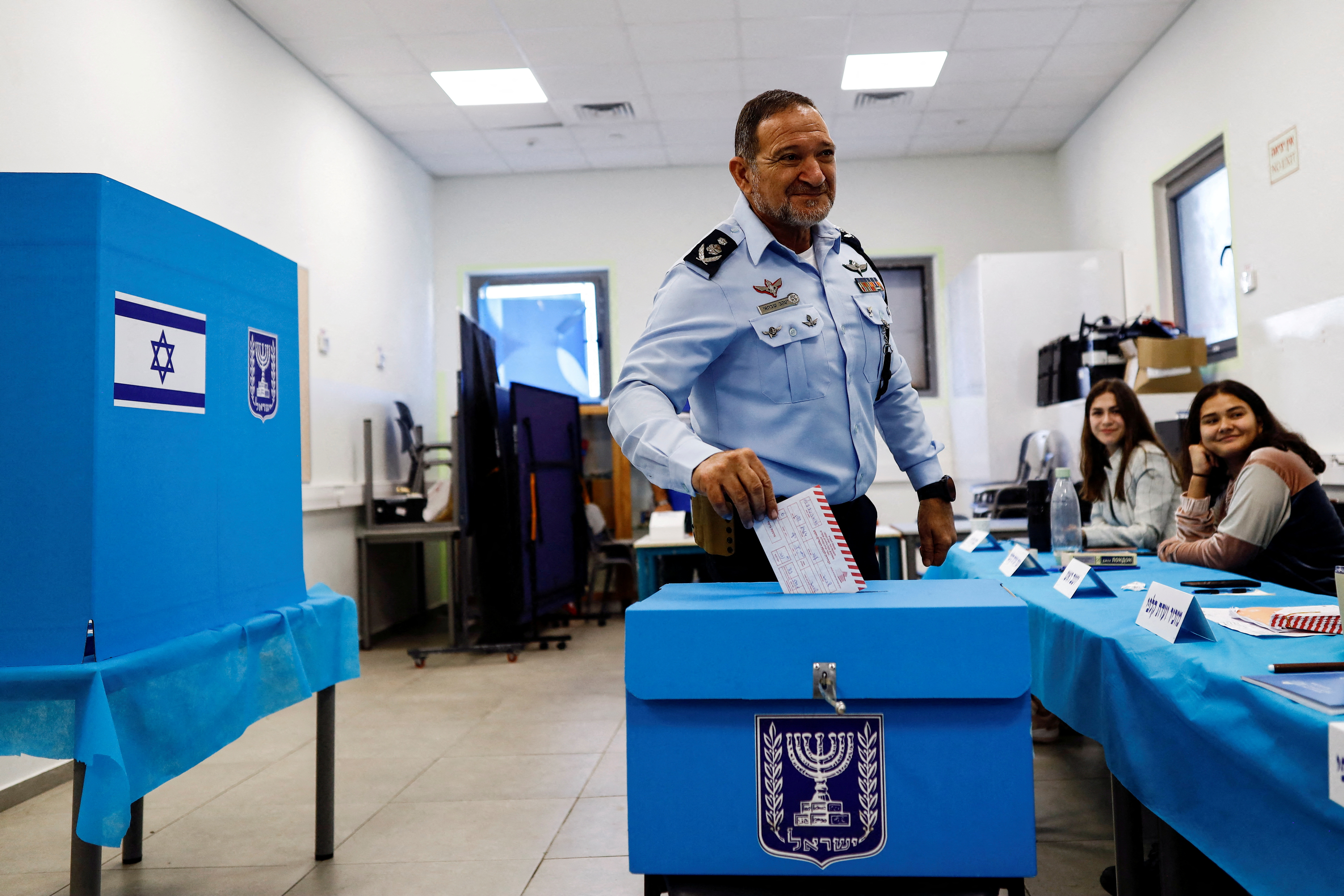 El comisario de policía israelí Yaakov Shabtai emite su voto el día de las elecciones generales de Israel en un colegio electoral en Tel Aviv, Israel 1 de noviembre de 2022. REUTERS/Corinna Kern