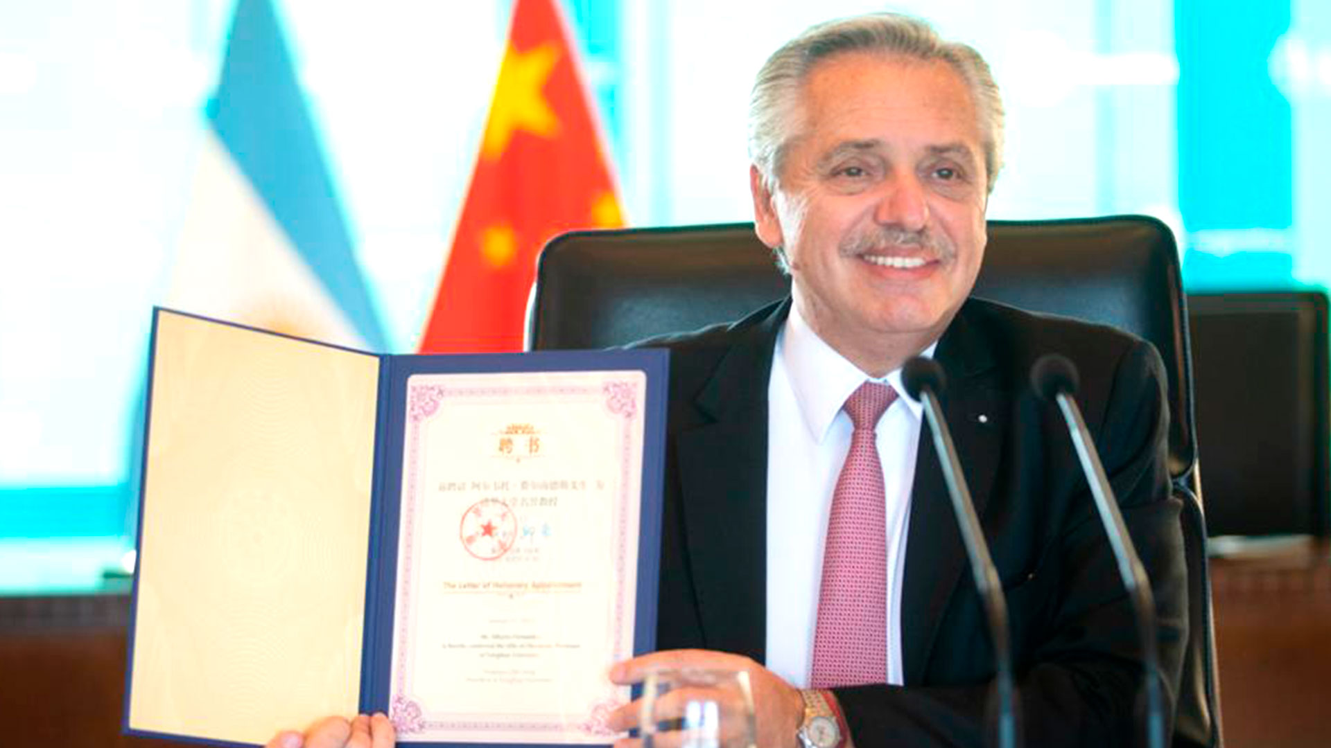 Alberto Fernández con su reconocimiento de Profesor Honoris Causa de la Universidad de Tsinghua 