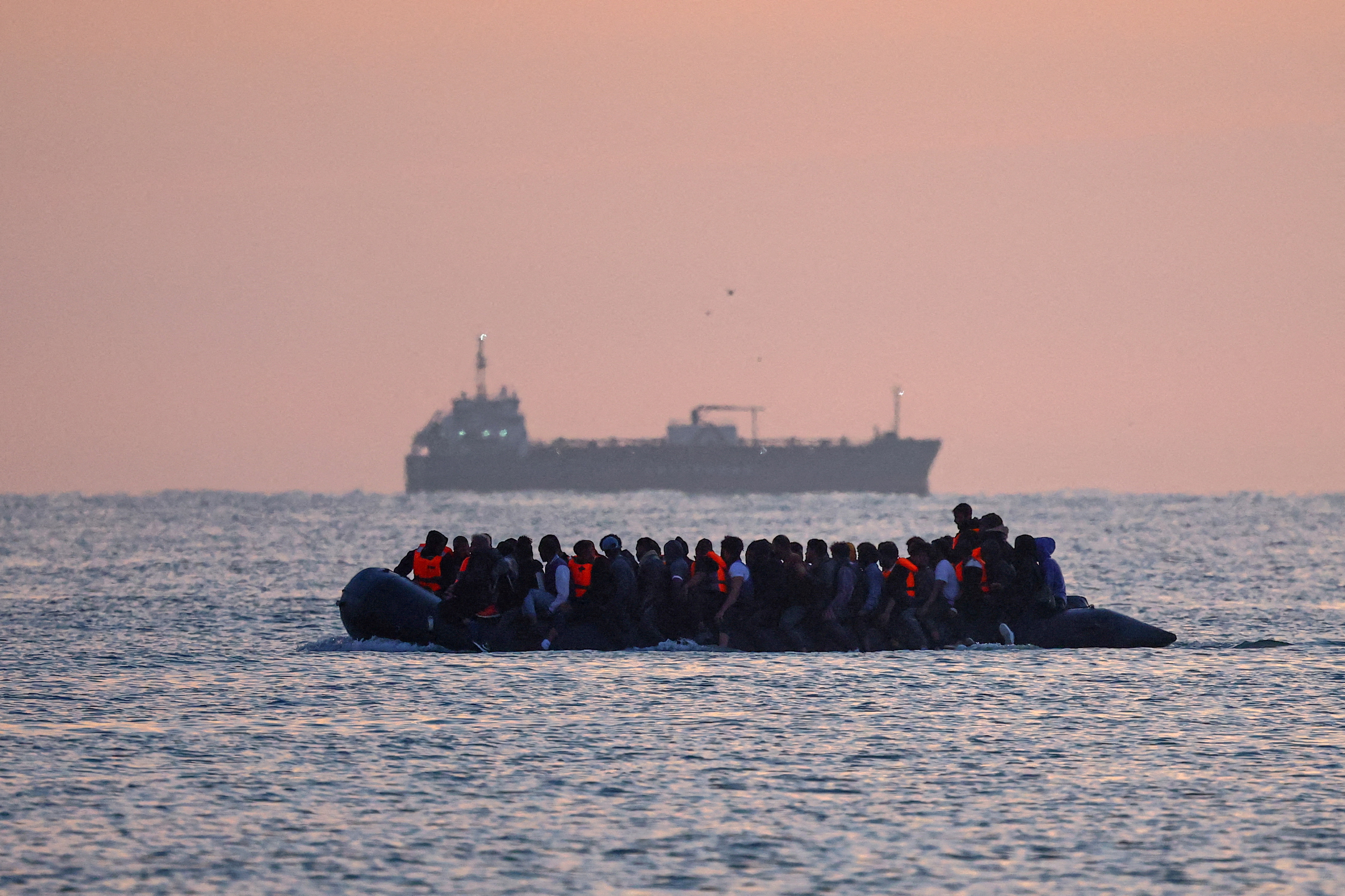 El Reino Unido refuerza la lucha contra el tráfico de migrantes para frenar los cruces ilegales por el Canal de la Mancha 