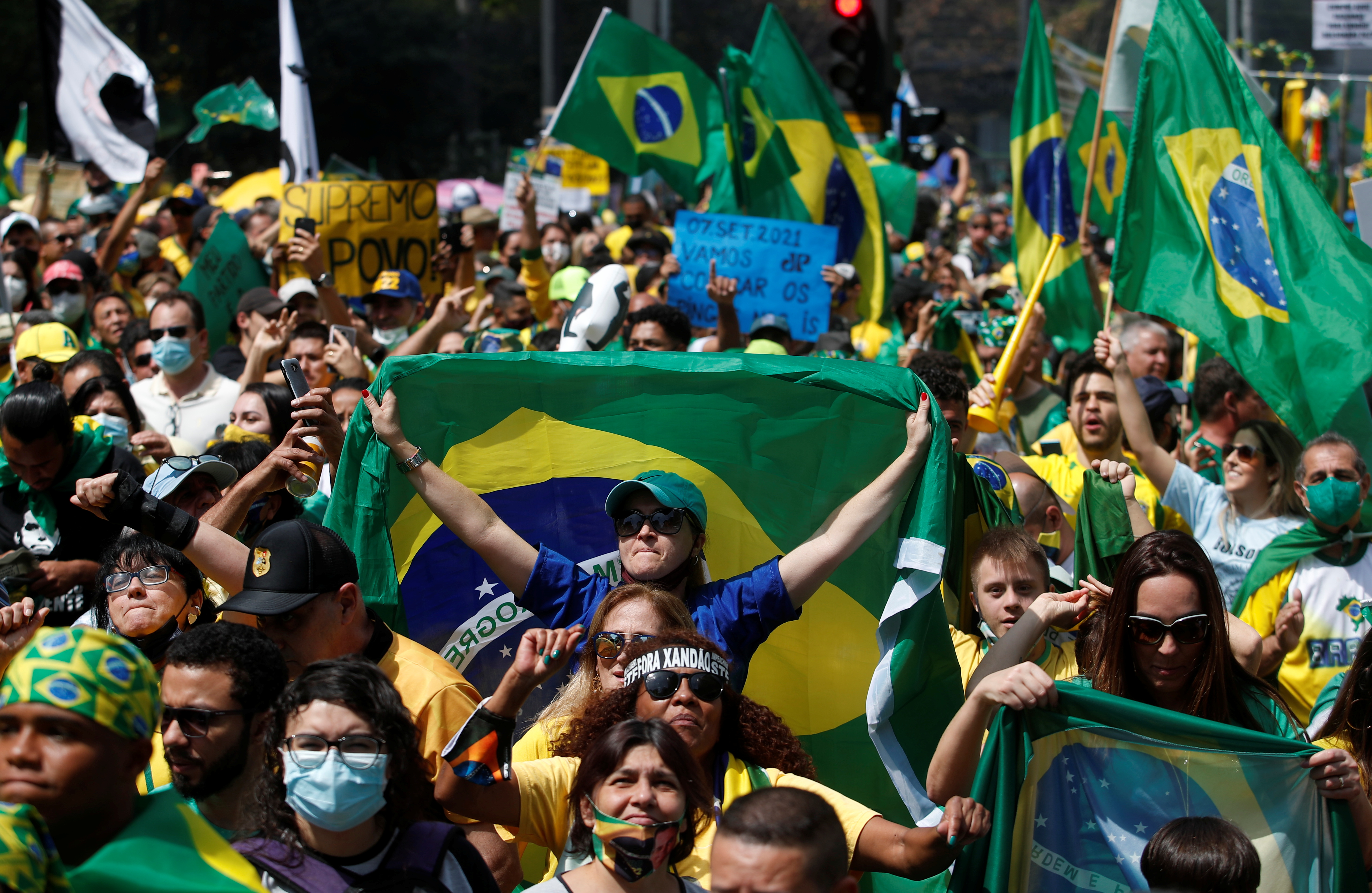 Miles de seguidores de Jair Bolsonaro se movilizaron en diferentes ciudades del país en medio del enfrentamiento del presidente con el Poder Judicial