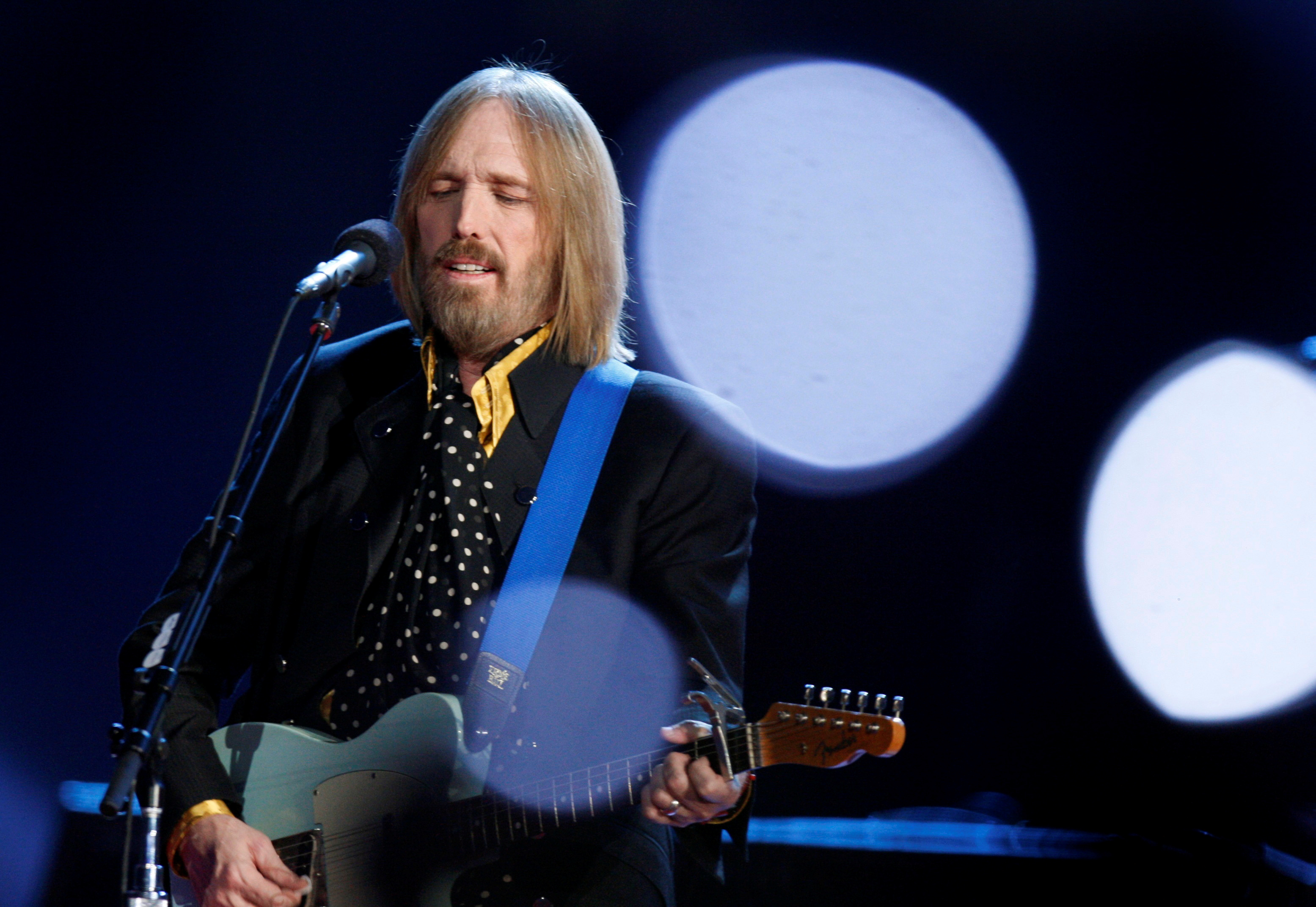 FILE PHOTO: Singer and songwriter Tom Petty performs during the half time show of the NFL's Super Bowl XLII football game between the New England Patriots and the New York Giants in Glendale, Arizona February 3, 2008.     REUTERS/Lucy Nicholson/File Photo