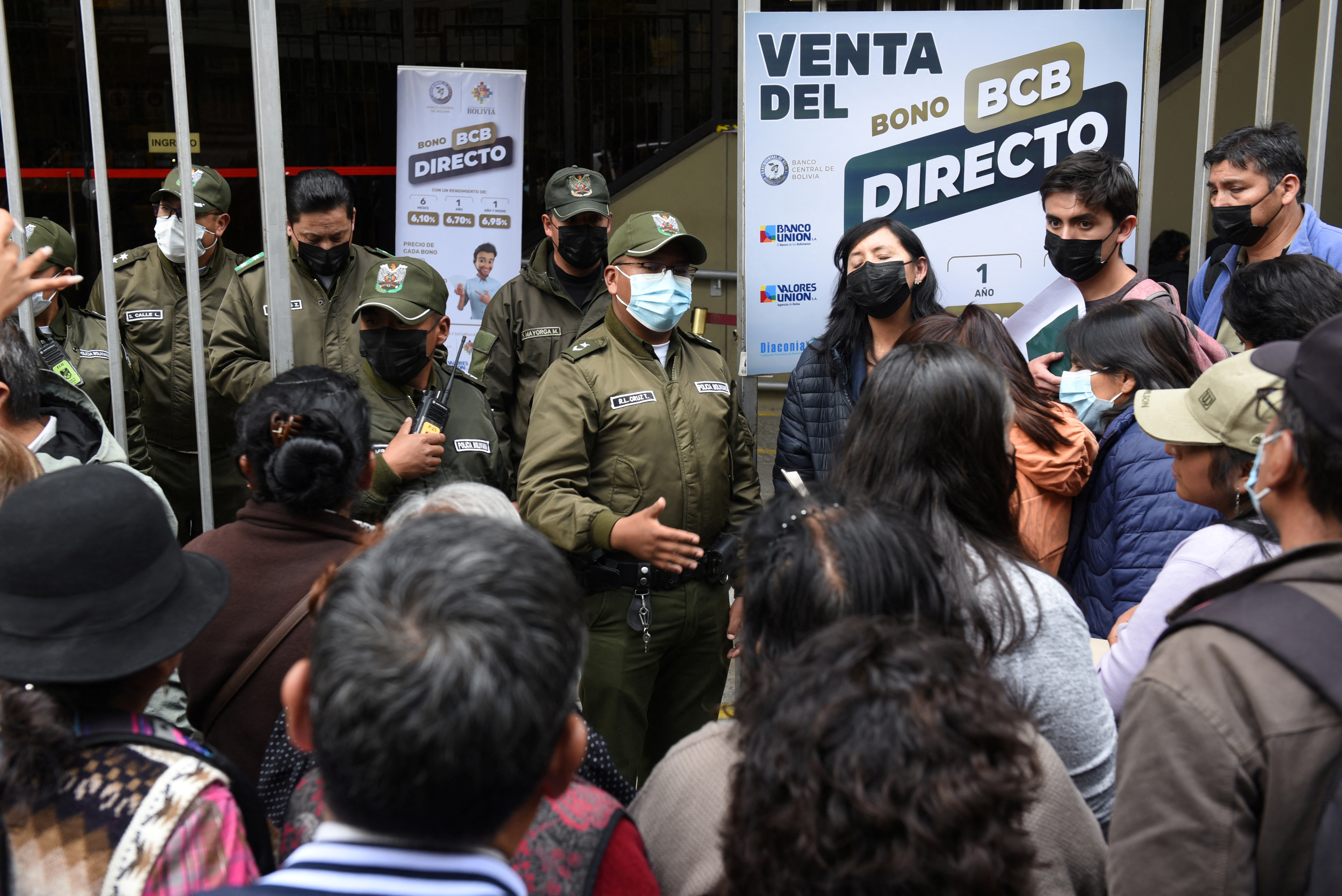 Personas haciendo fila para comprar dólares en el Banco Central de Bolivia (REUTERS/ Claudia Morales)