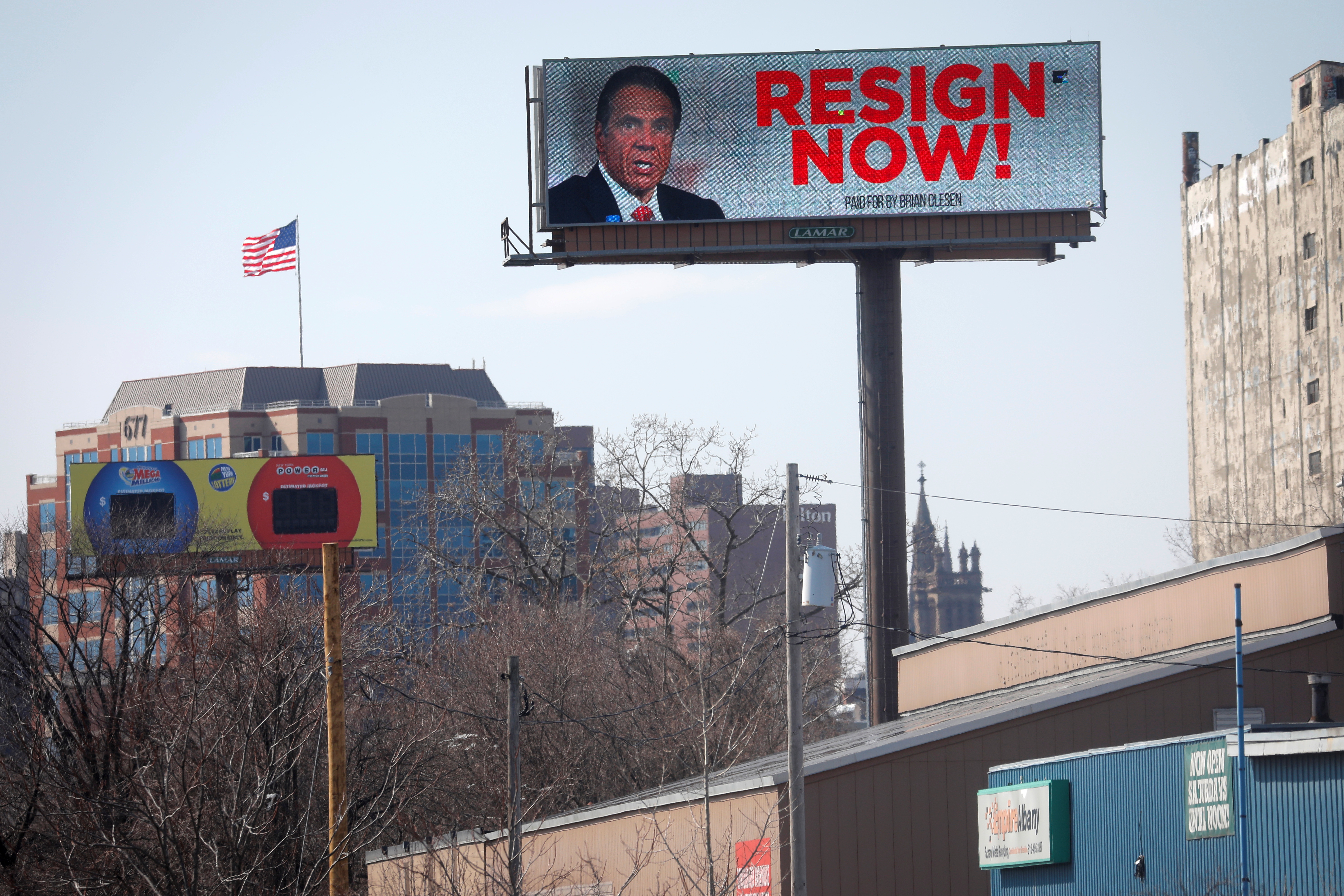 Un cartel de marzo pide la renuncia de Cuomo en Albany, Nueva York (Reuters)