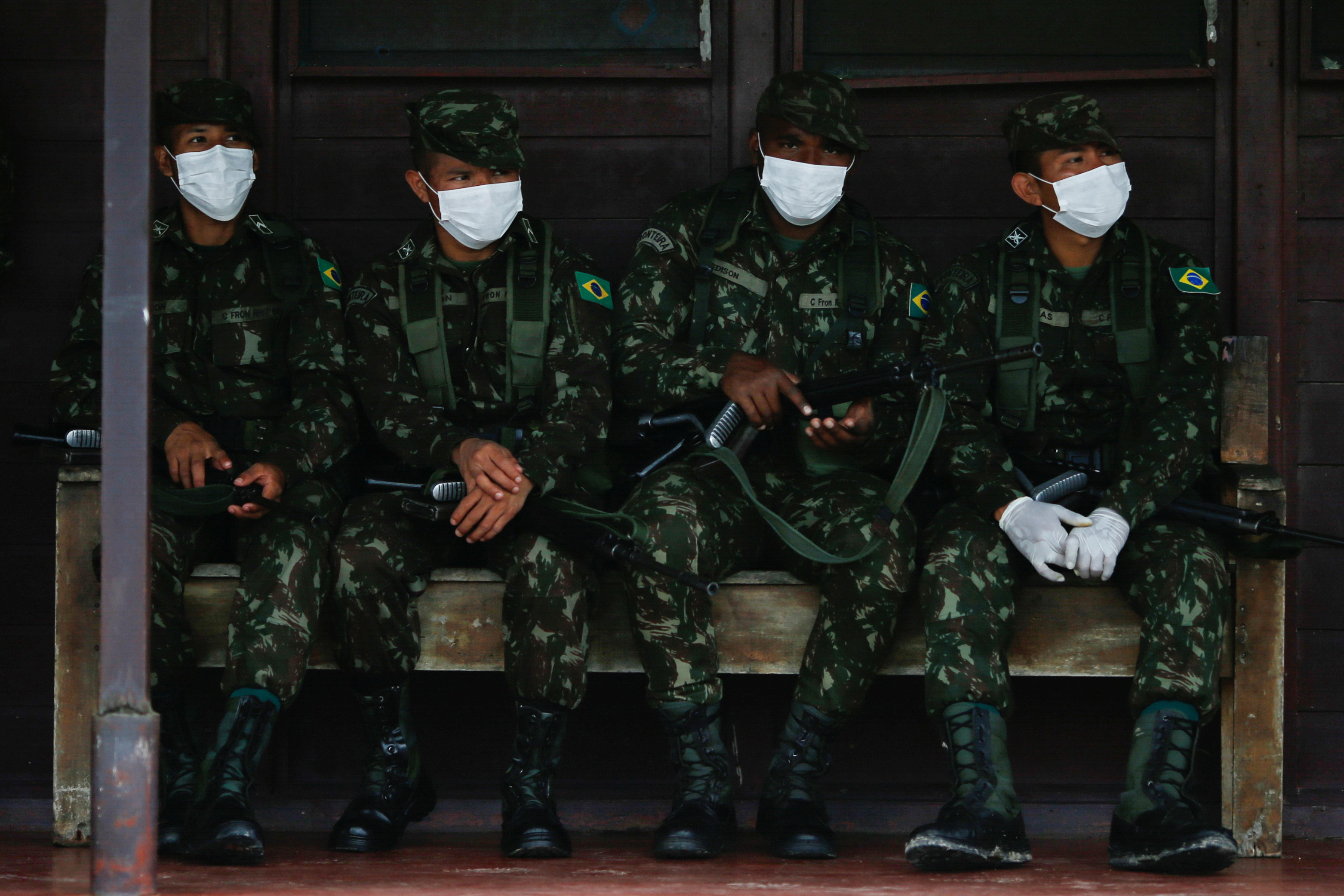 Soldados del Ejército de Brasil usando máscaras faciales en medio de la pandemia del coronavirus en Brasil REUTERS/Adriano Machado