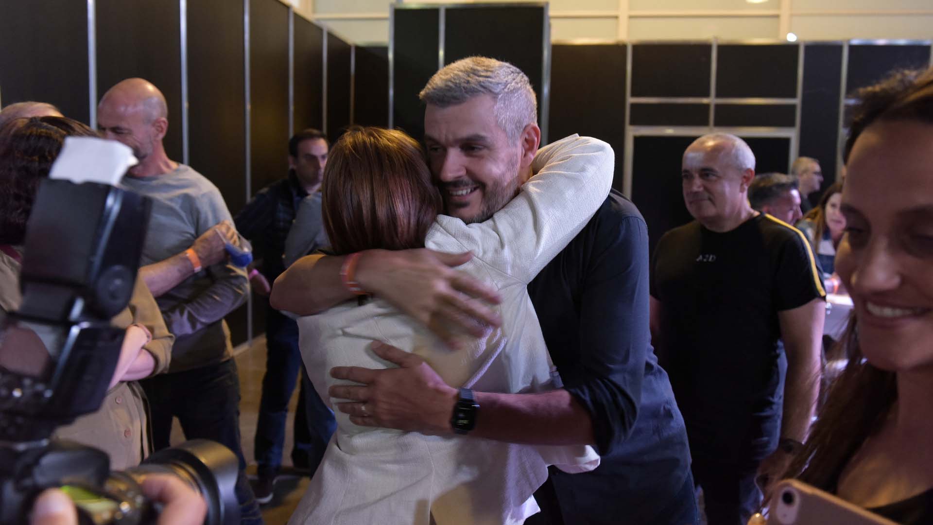 Marcos Peña abraza a Patricia Bullrich en el VIP de Costa Salguero (Foto Gustavo Gavotti)