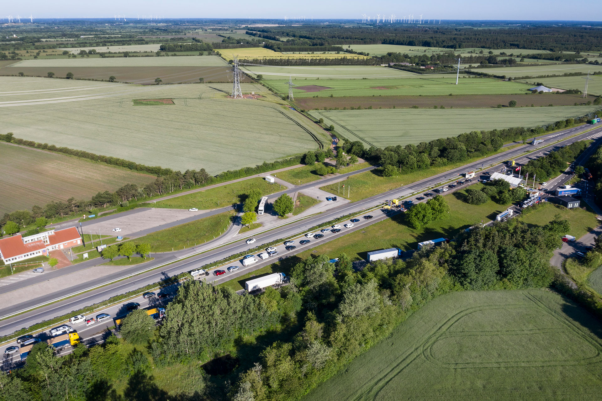 Larga fila en la autopista alemana E45 cerca de la frontera con Dinamarca