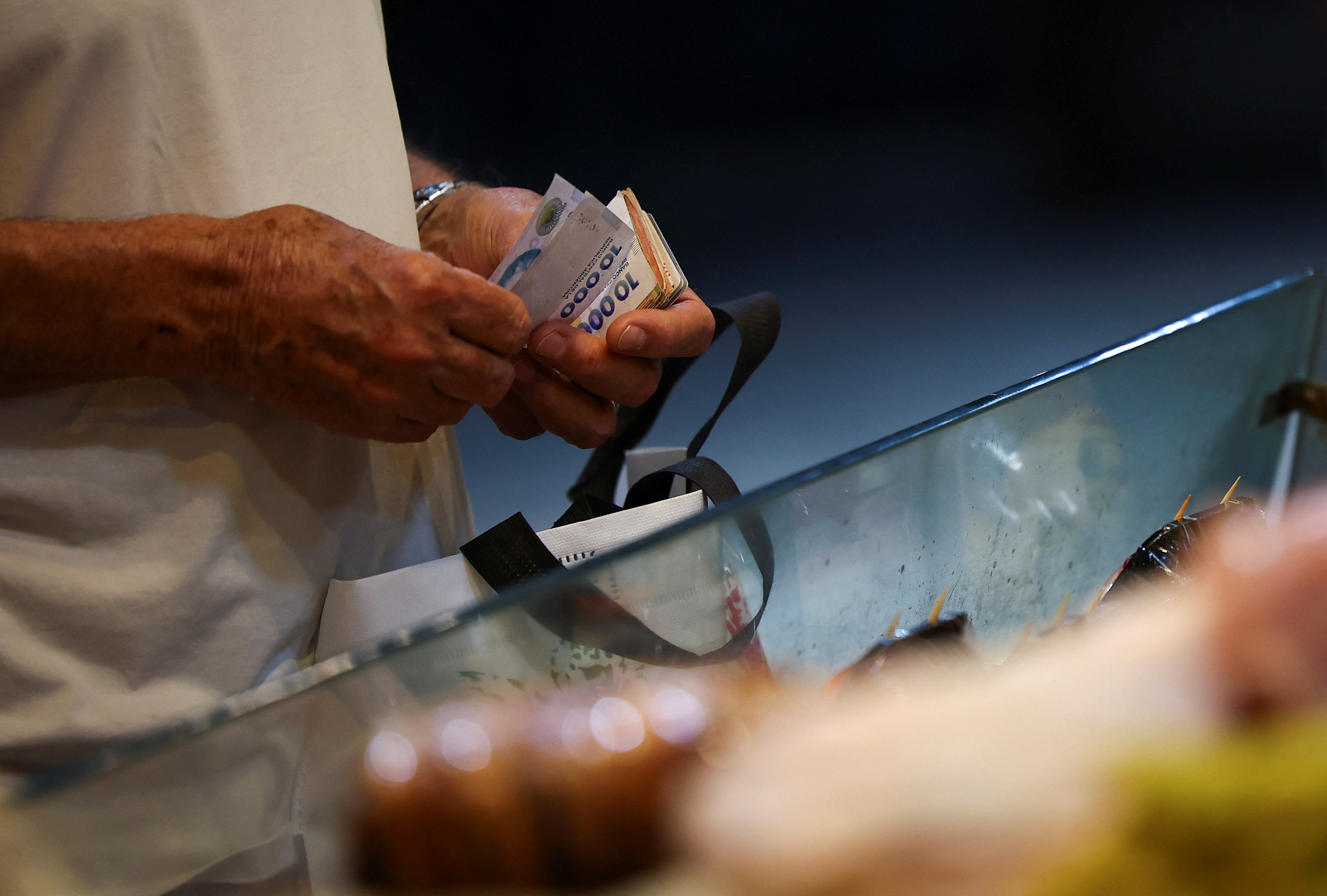 Gastó $200.000 y llenó el freezer: mostró su compra de comida para todo el mes y se viralizó