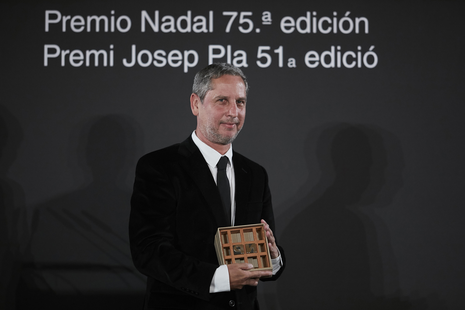 Guillermo Martínez, cuando recibió el premio Nadal con "Crímenes de Alicia"