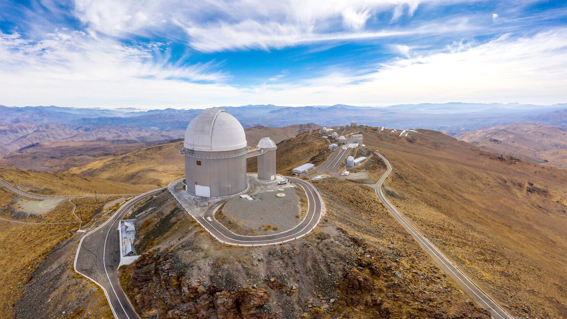 El Observatorio La Silla se ubica en los límites del desierto de Atacama, a 600 kilómetros al norte de Santiago de Chile. (Fotografía:  www.eso.org)