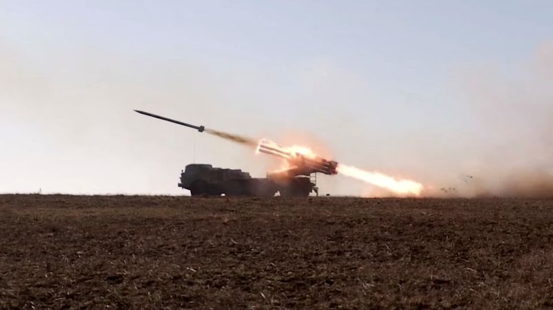 Un sistema múltiple de lanzamiento de misiles autopropulsados ruso "Uragan" dispara un proyectil (Ministerio de Defensa de Rusia/REUTERS)