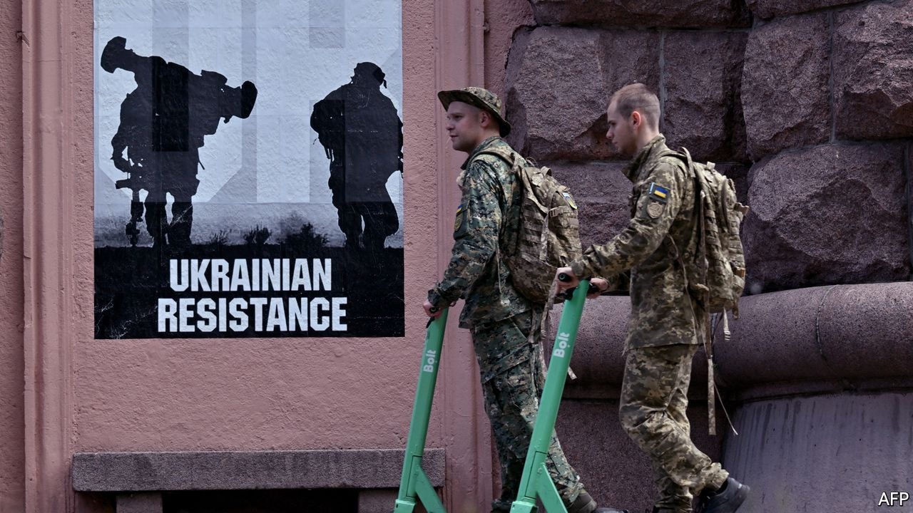 Cartel de apoyo a la resistencia ucraniana y los partisanos que actúan contra las fuerzas de ocupación rusas en una calle de Kyiv. (AFP)